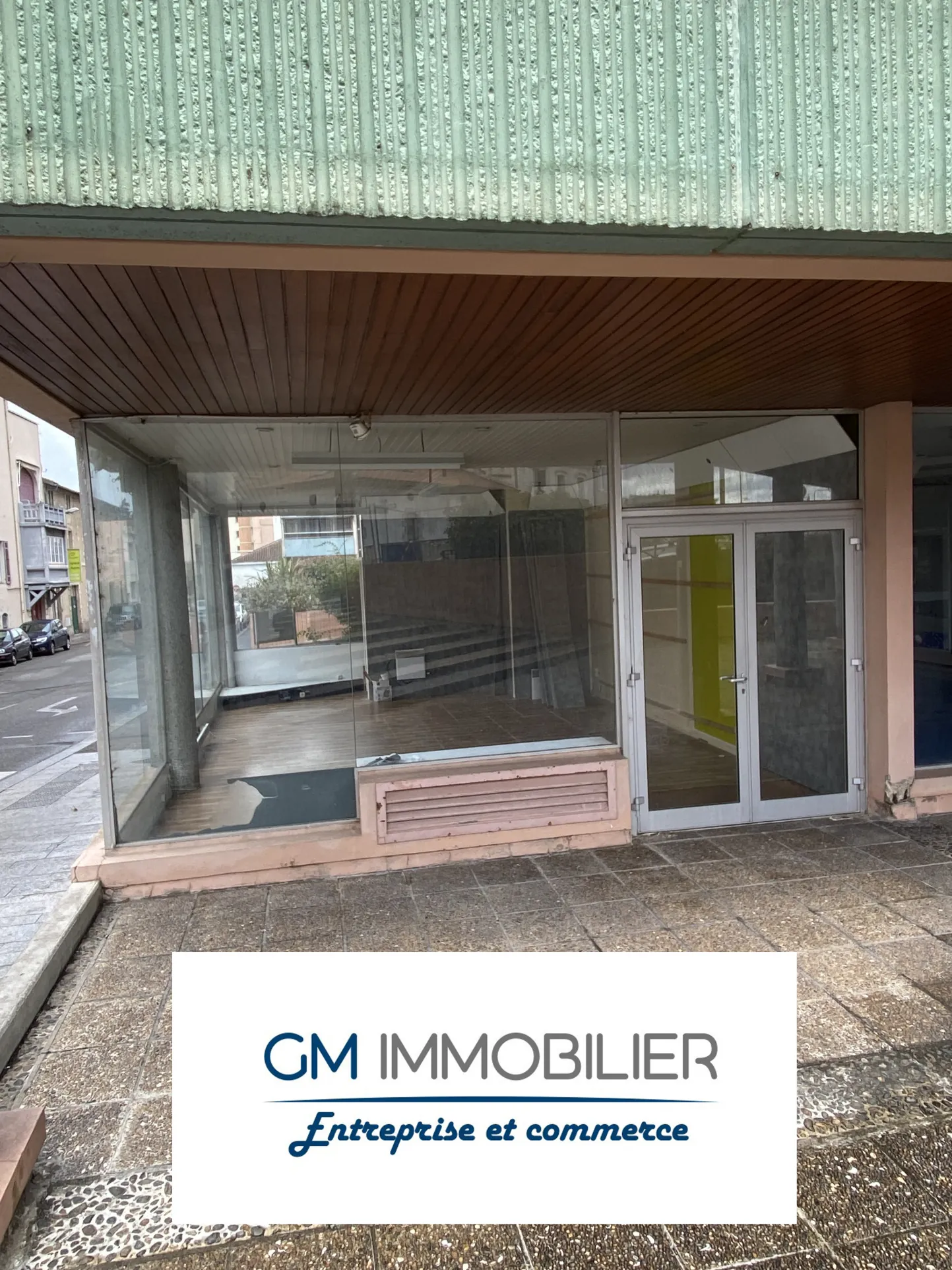 Local commercial à Dax avec grande vitrine et parking - Prix attractif