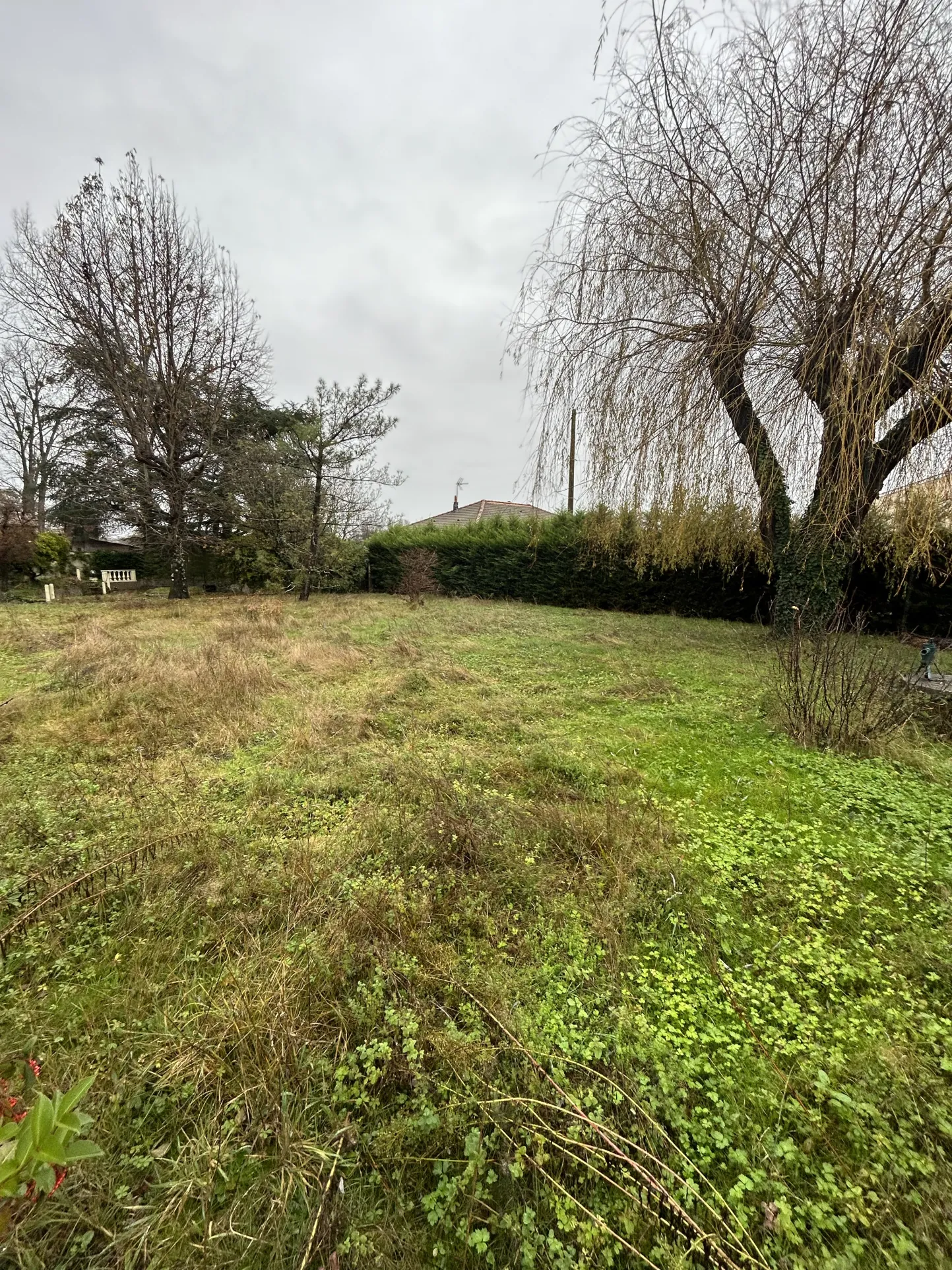 Terrain constructible de 848 m² à Ambares et Lagrave avec permis en cours