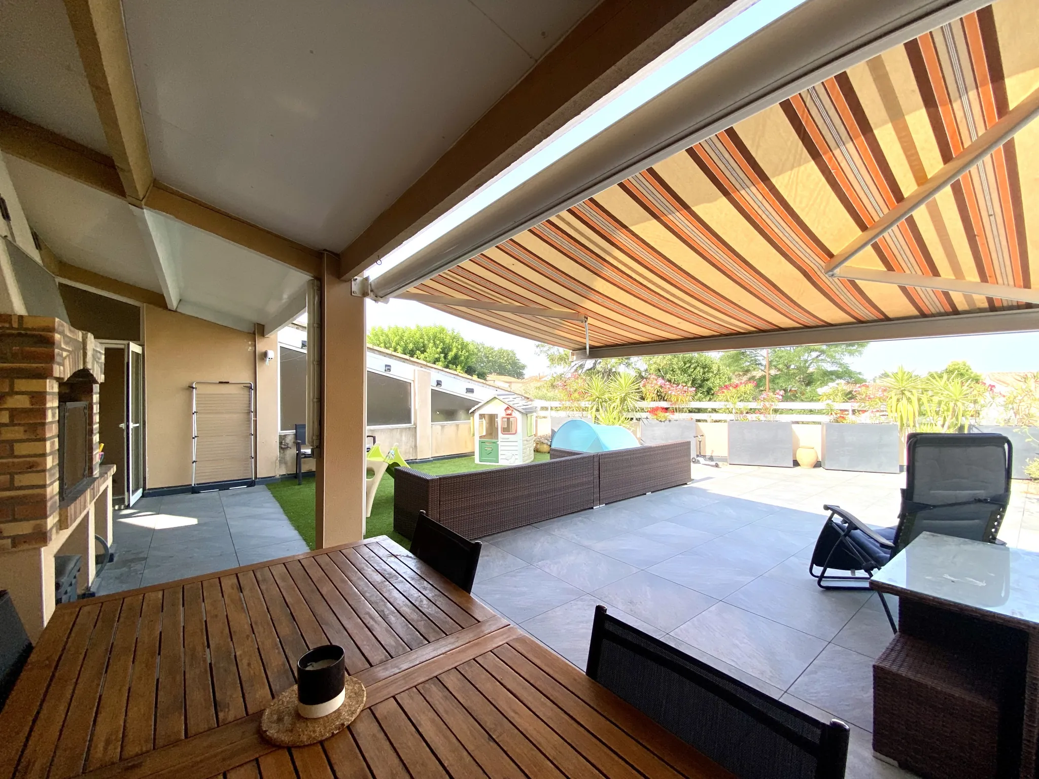 Maison vigneronne à Vias avec terrasse, vue dégagée et grand garage 
