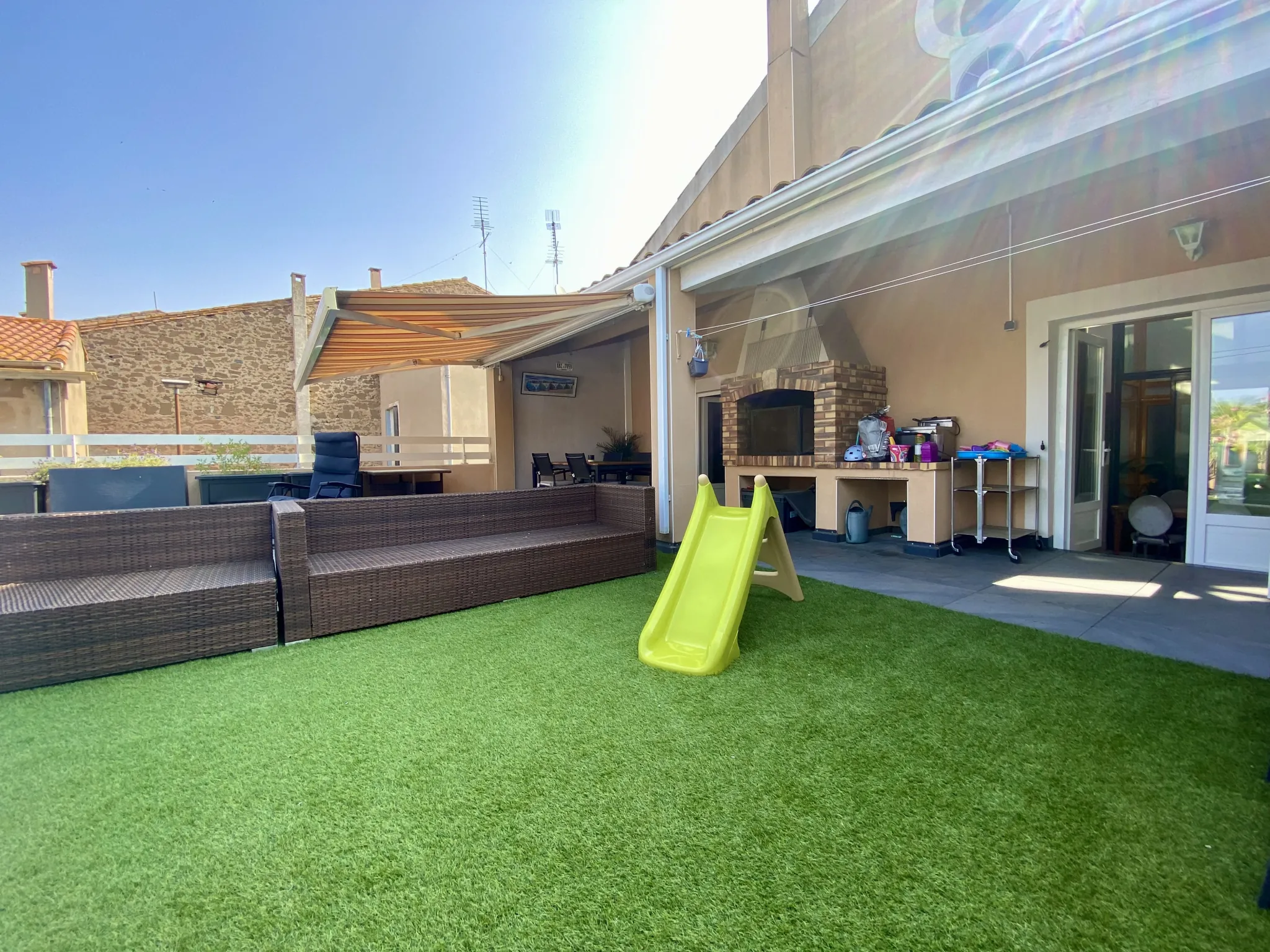 Maison vigneronne à Vias avec terrasse, vue dégagée et grand garage 