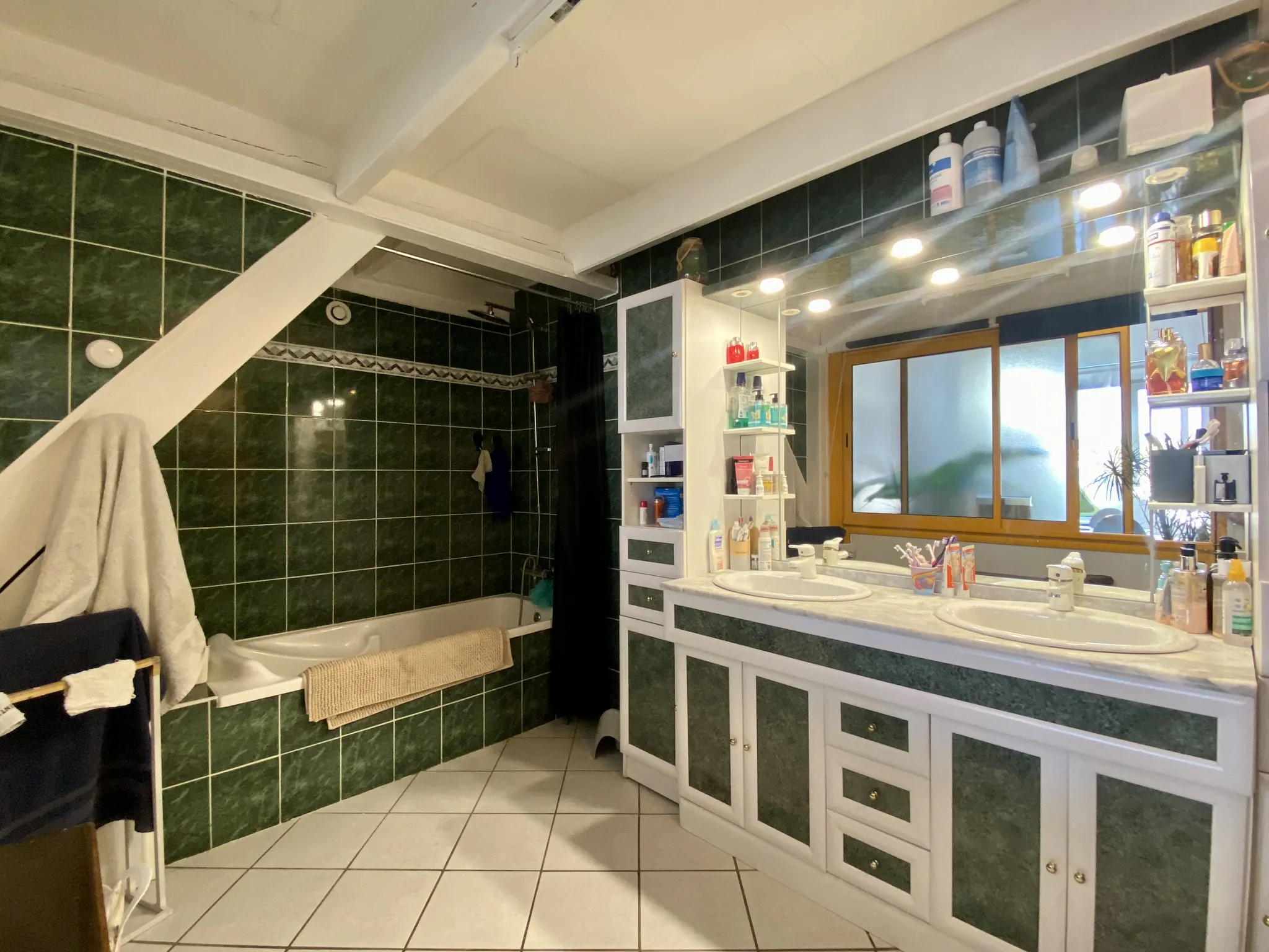 Maison vigneronne à Vias avec terrasse, vue dégagée et grand garage 