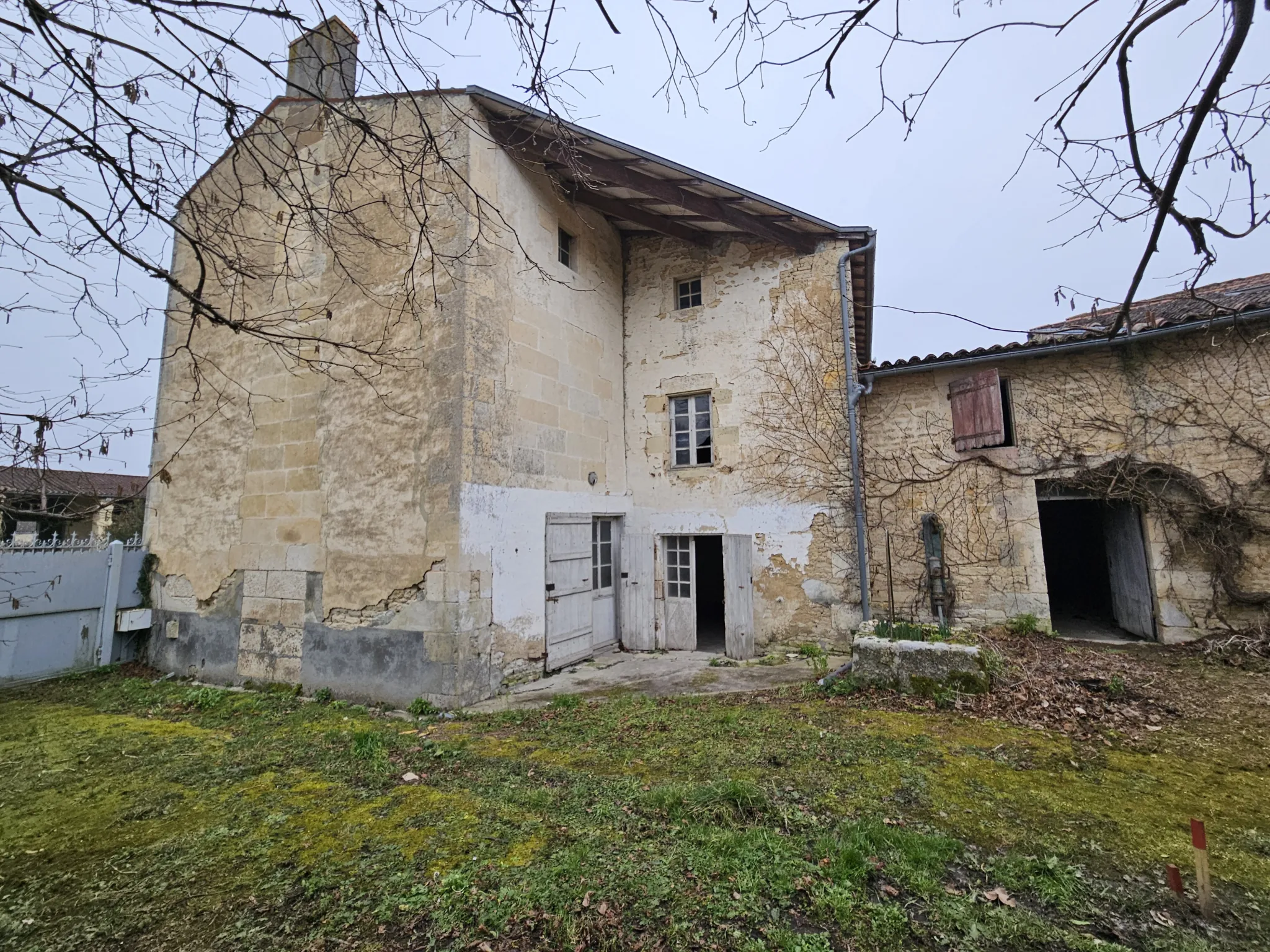 Maison en pierre à rénover dans le centre bourg d'Arcais, secteur calme du Marais Poitevin