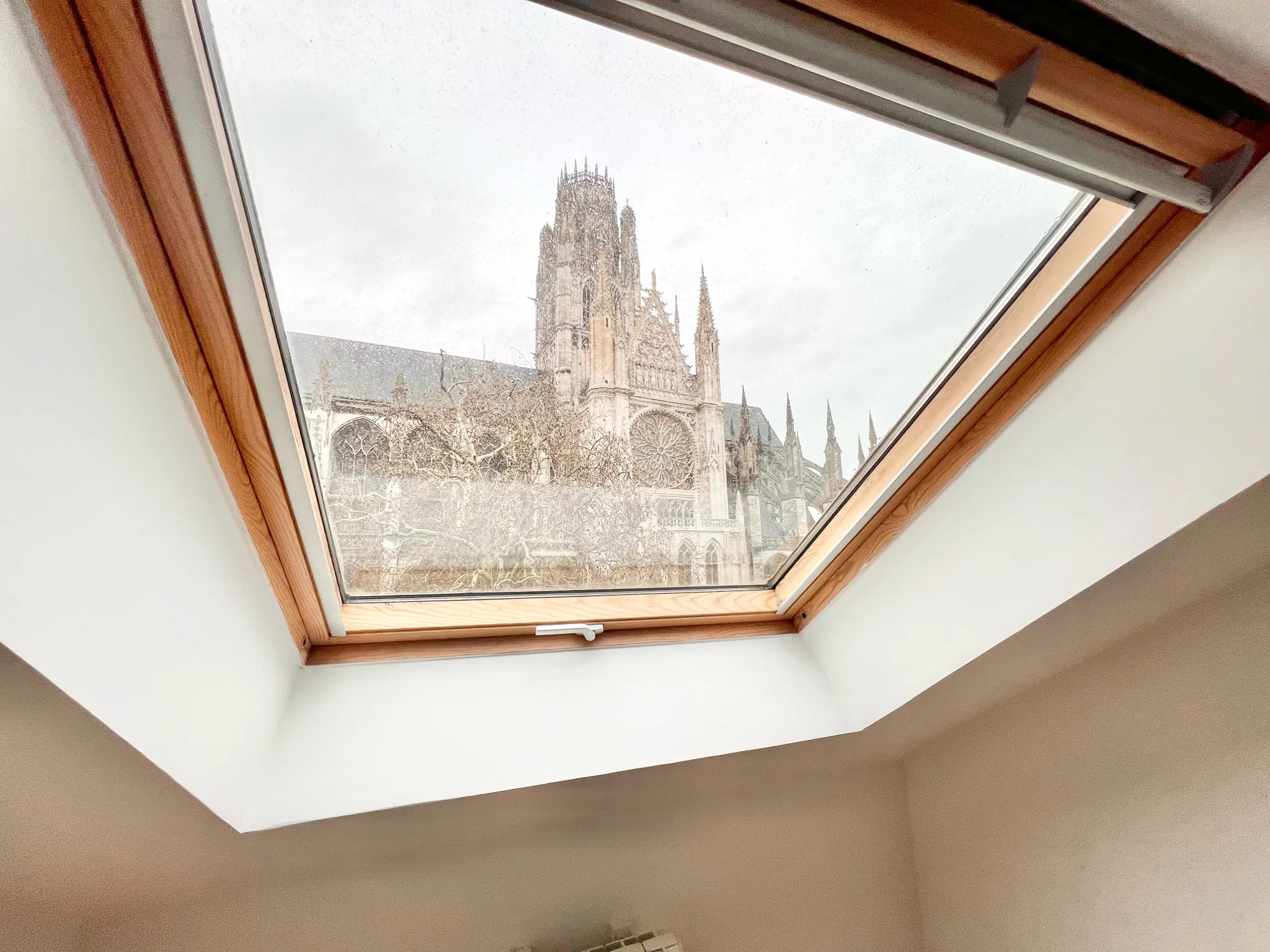 Appartement 2 pièces rénové à Rouen, vue dégagée, dernier étage 