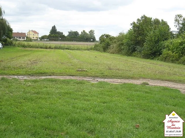 Terrain constructible de 1461 m² à Bray-sur-Seine, environnement calme et sécurisé