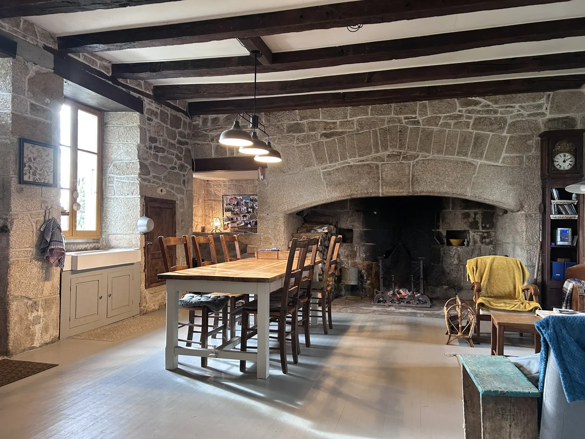 Maison en pierres rénovée à Auriac avec jardin et vue campagne 