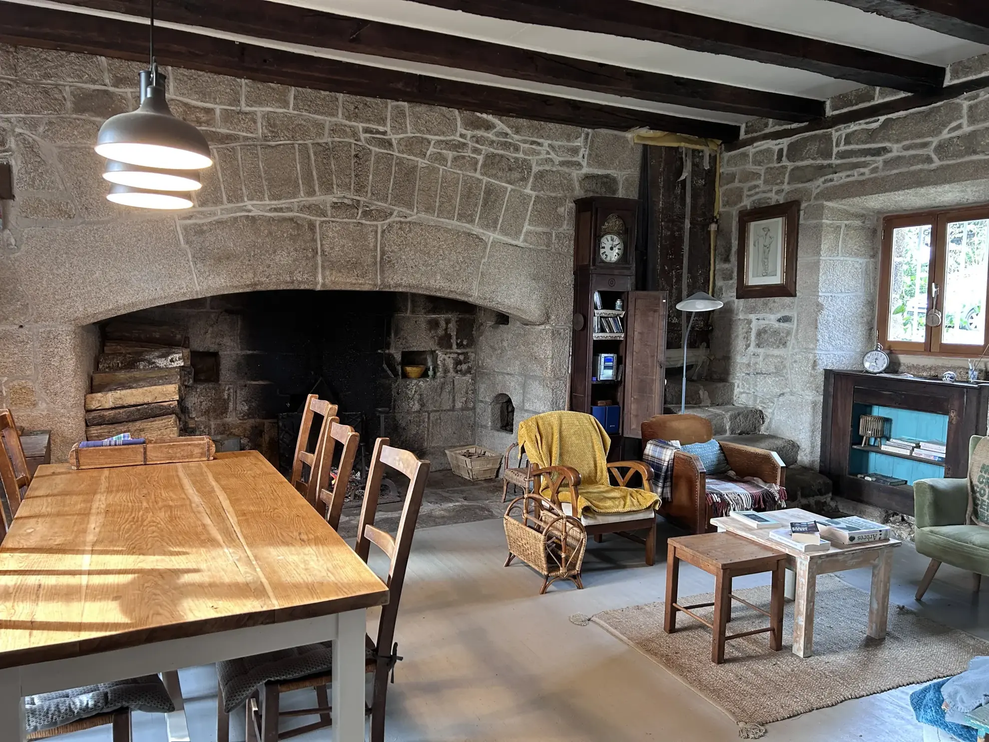 Maison en pierres rénovée à Auriac avec jardin et vue campagne 
