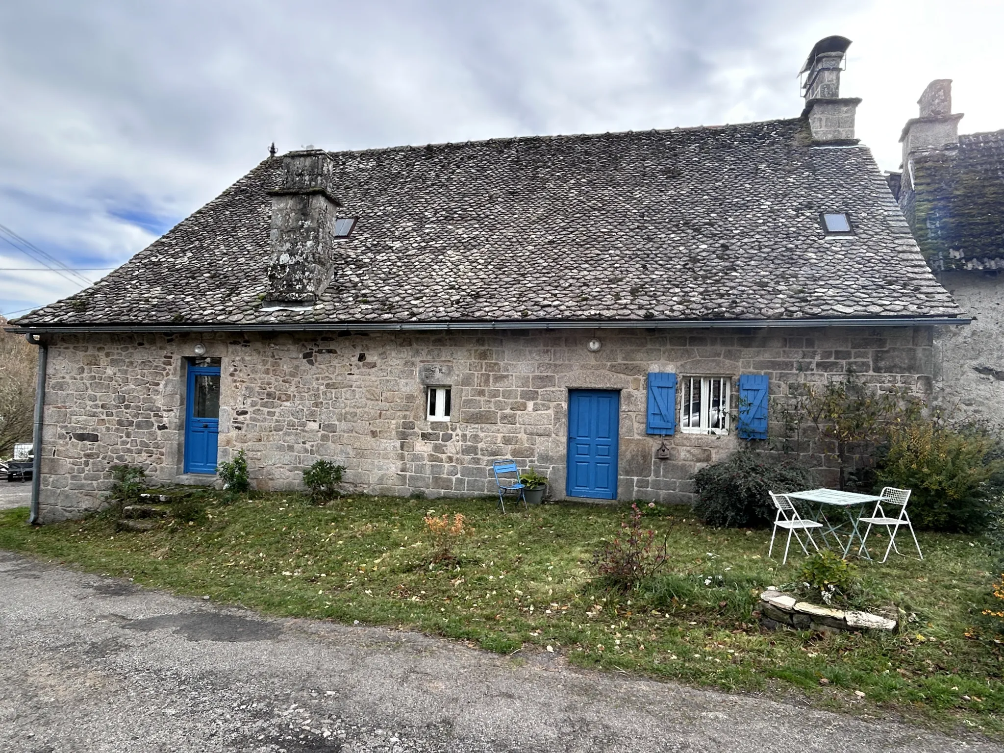 Maison en pierres rénovée à Auriac avec jardin et vue campagne