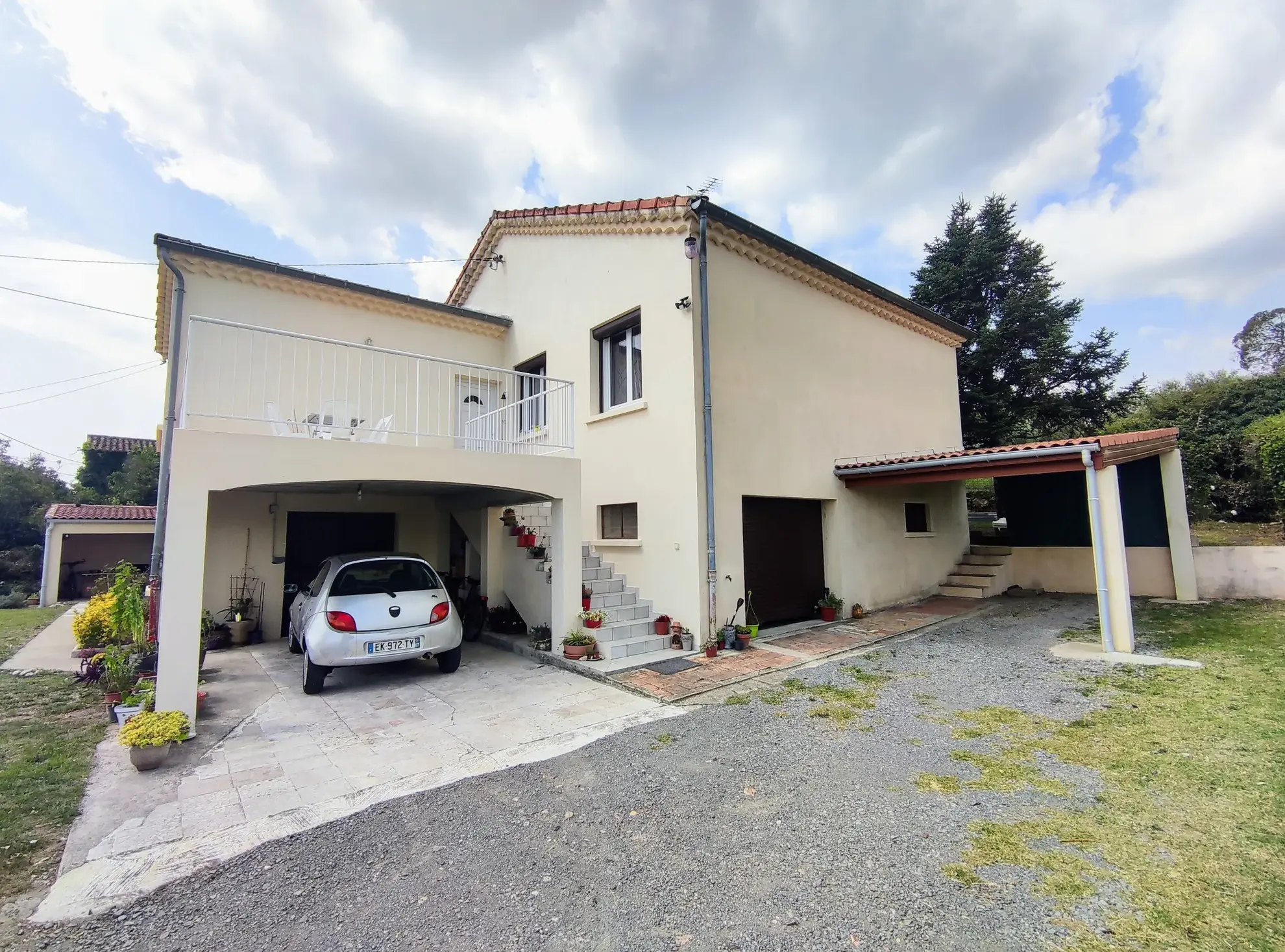 Maison rénovée avec grand jardin et potentiel d’aménagement à Aubenas 