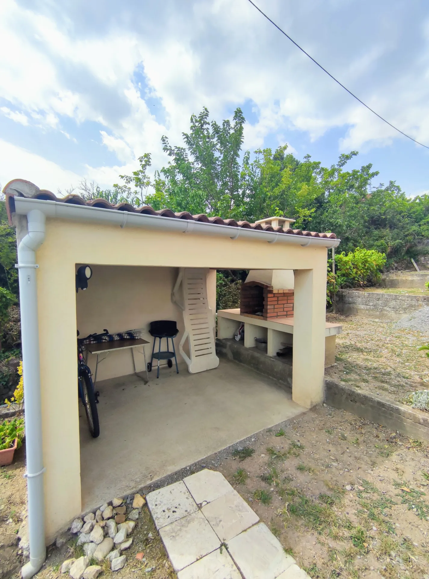 Maison rénovée avec grand jardin et potentiel d’aménagement à Aubenas 