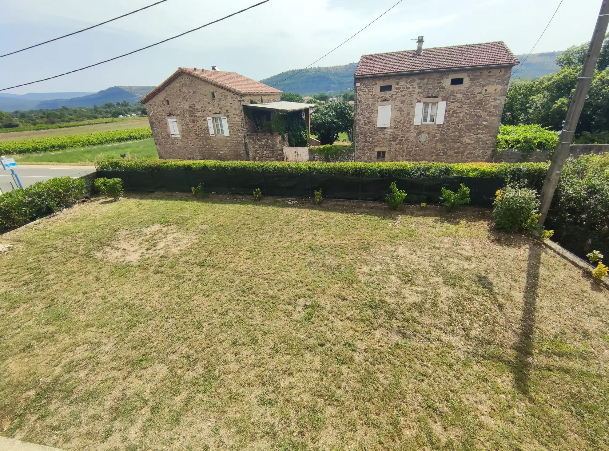 Maison rénovée avec grand jardin et potentiel d’aménagement à Aubenas 