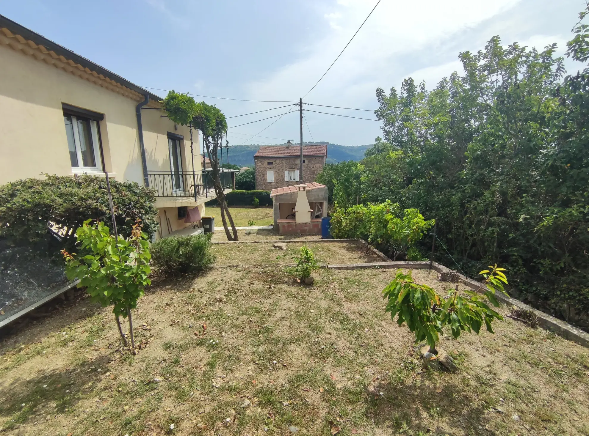 Maison rénovée avec grand jardin et potentiel d’aménagement à Aubenas