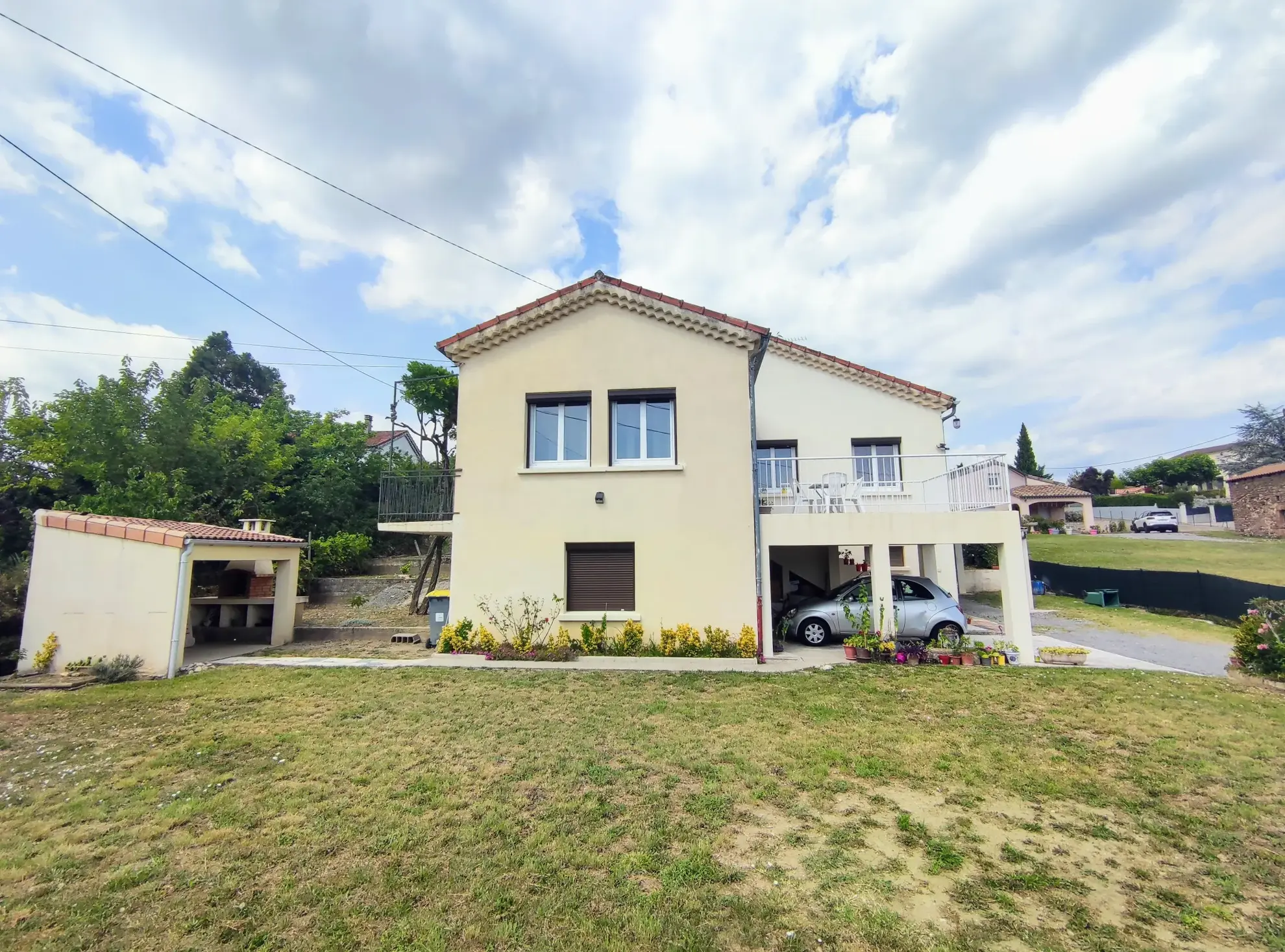 Maison rénovée avec grand jardin et potentiel d’aménagement à Aubenas 