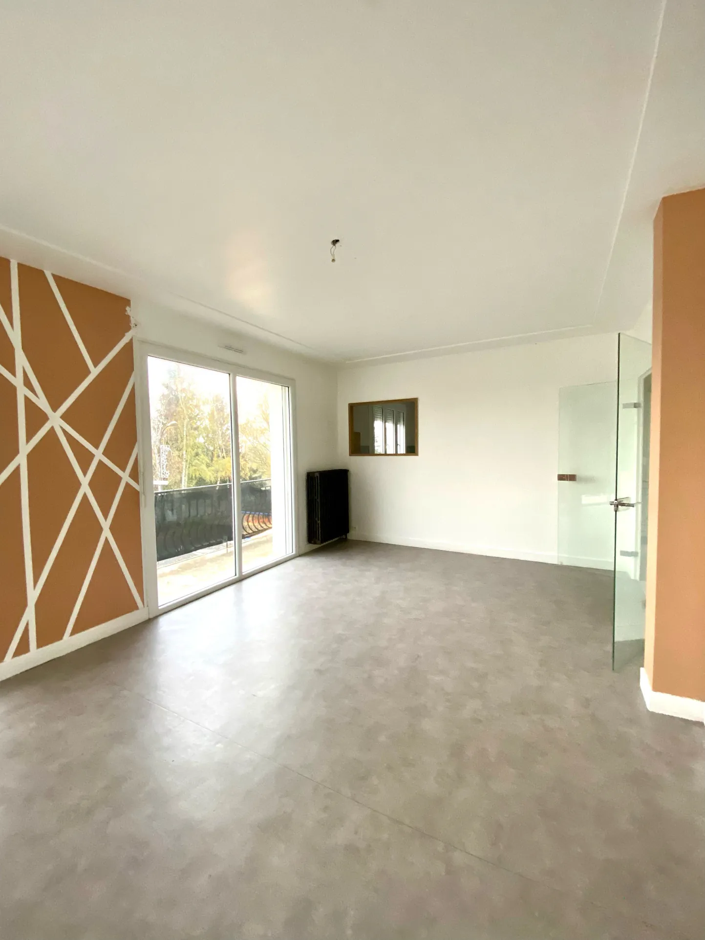 Immeuble mixte à Abrest avec local loué et logement disponible - Opportunité d'investissement 