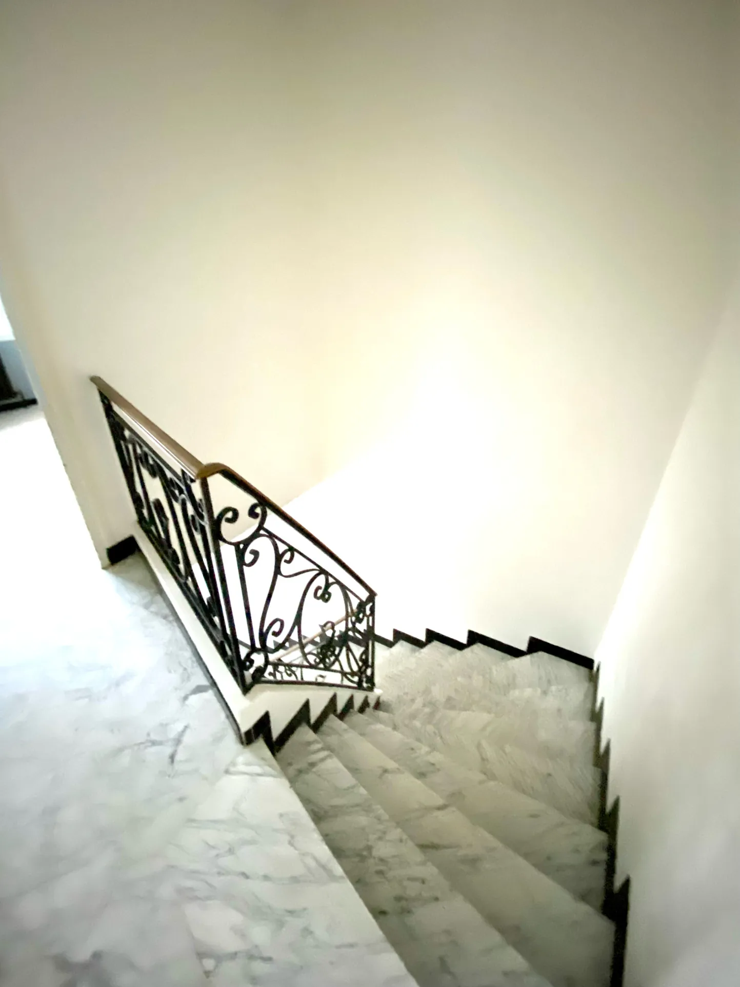 Immeuble mixte à Abrest avec local loué et logement disponible - Opportunité d'investissement 