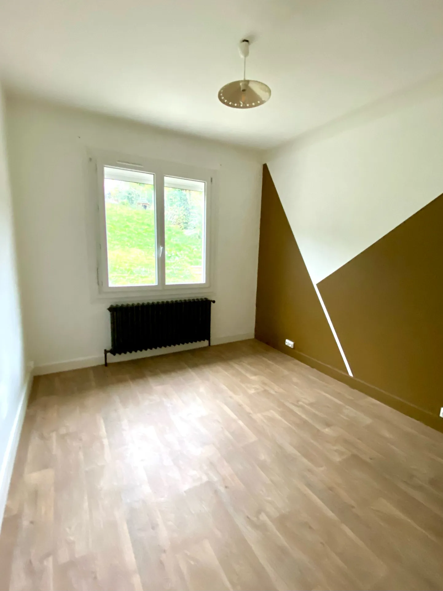 Immeuble mixte à Abrest avec local loué et logement disponible - Opportunité d'investissement 