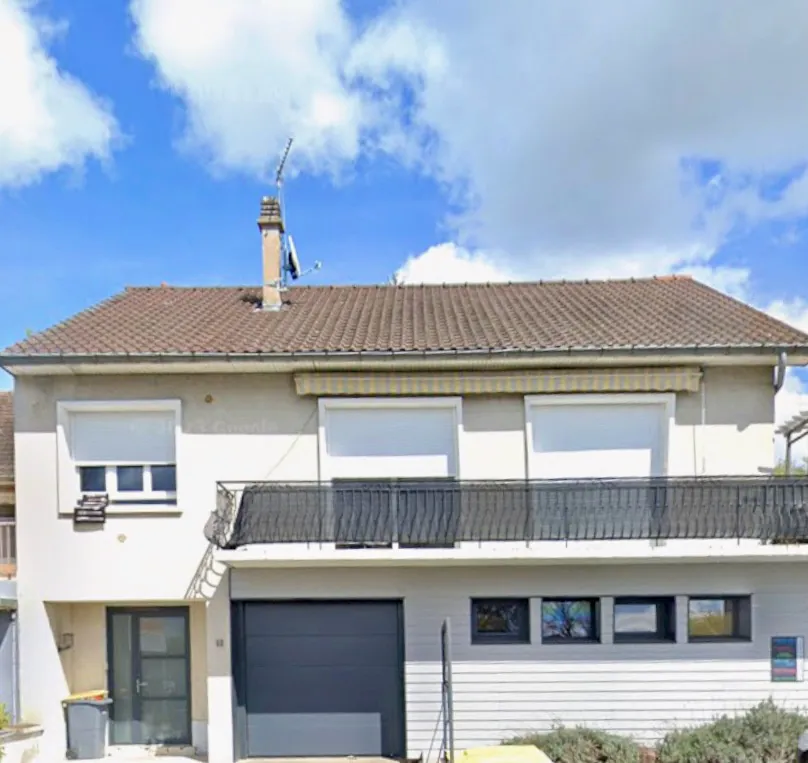 Immeuble mixte à Abrest avec local loué et logement disponible - Opportunité d'investissement 