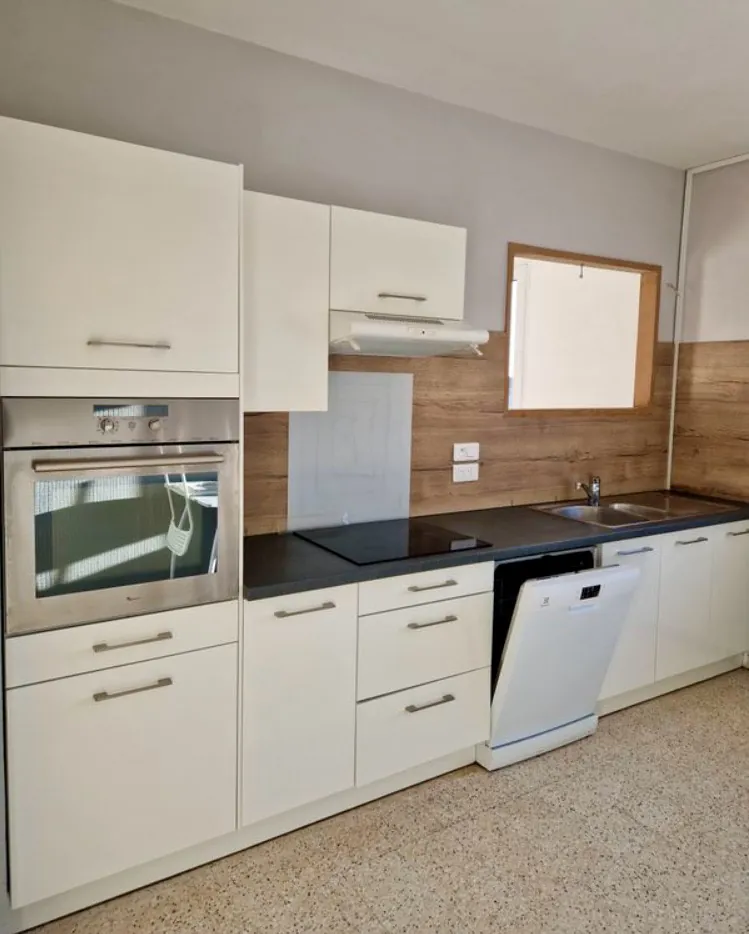 Immeuble mixte à Abrest avec local loué et logement disponible - Opportunité d'investissement 