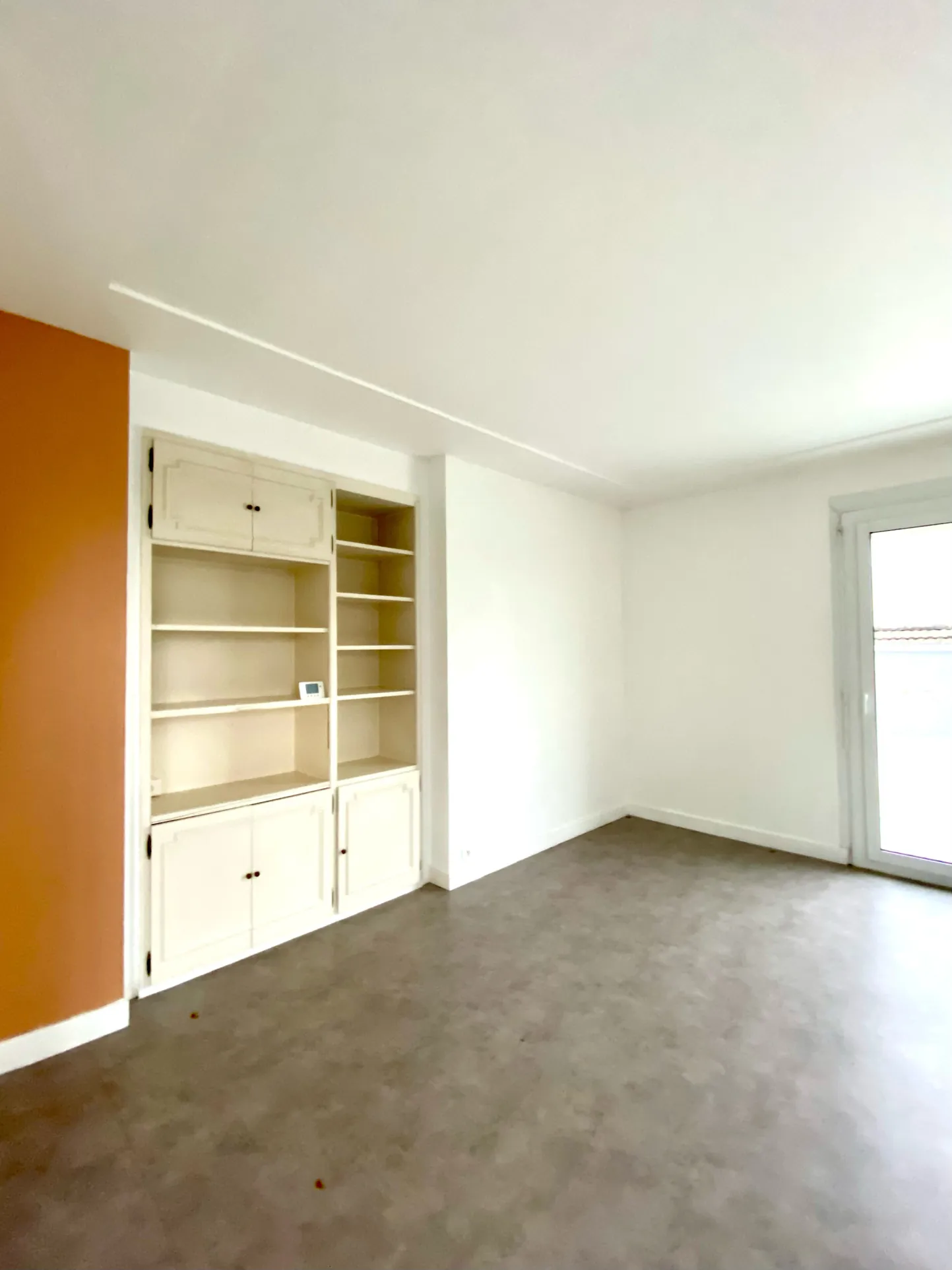 Immeuble mixte à Abrest avec local loué et logement disponible - Opportunité d'investissement 