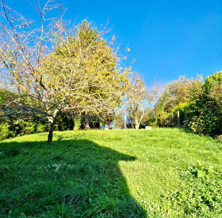 Immeuble mixte à Abrest avec local loué et logement disponible - Opportunité d'investissement 