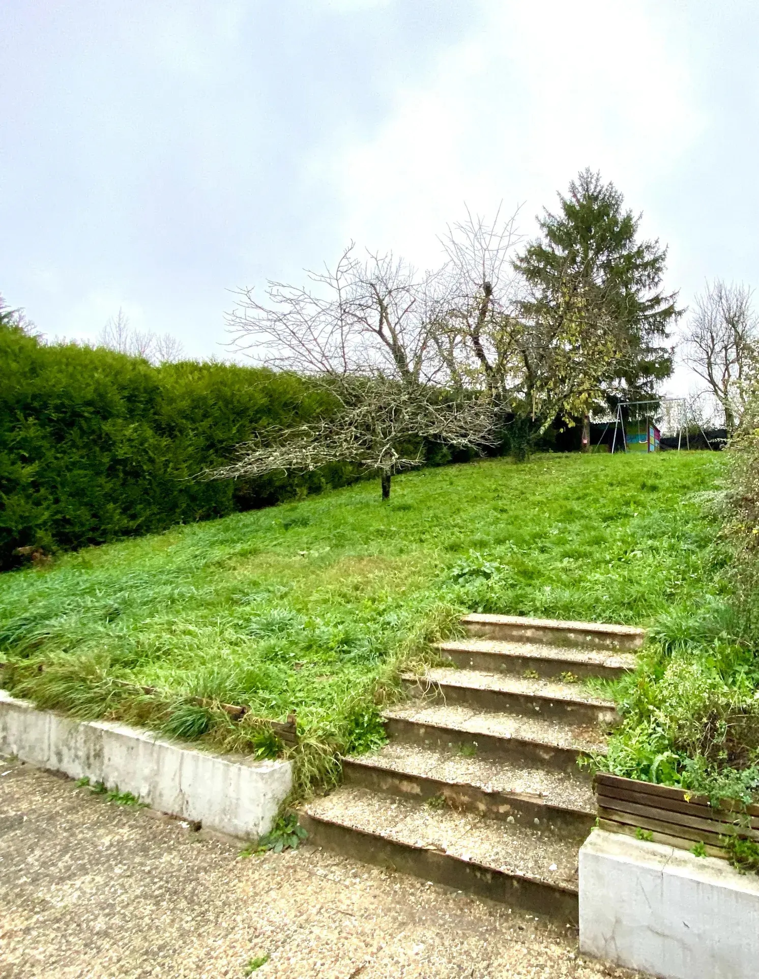 Immeuble mixte à Abrest avec local loué et logement disponible - Opportunité d'investissement 