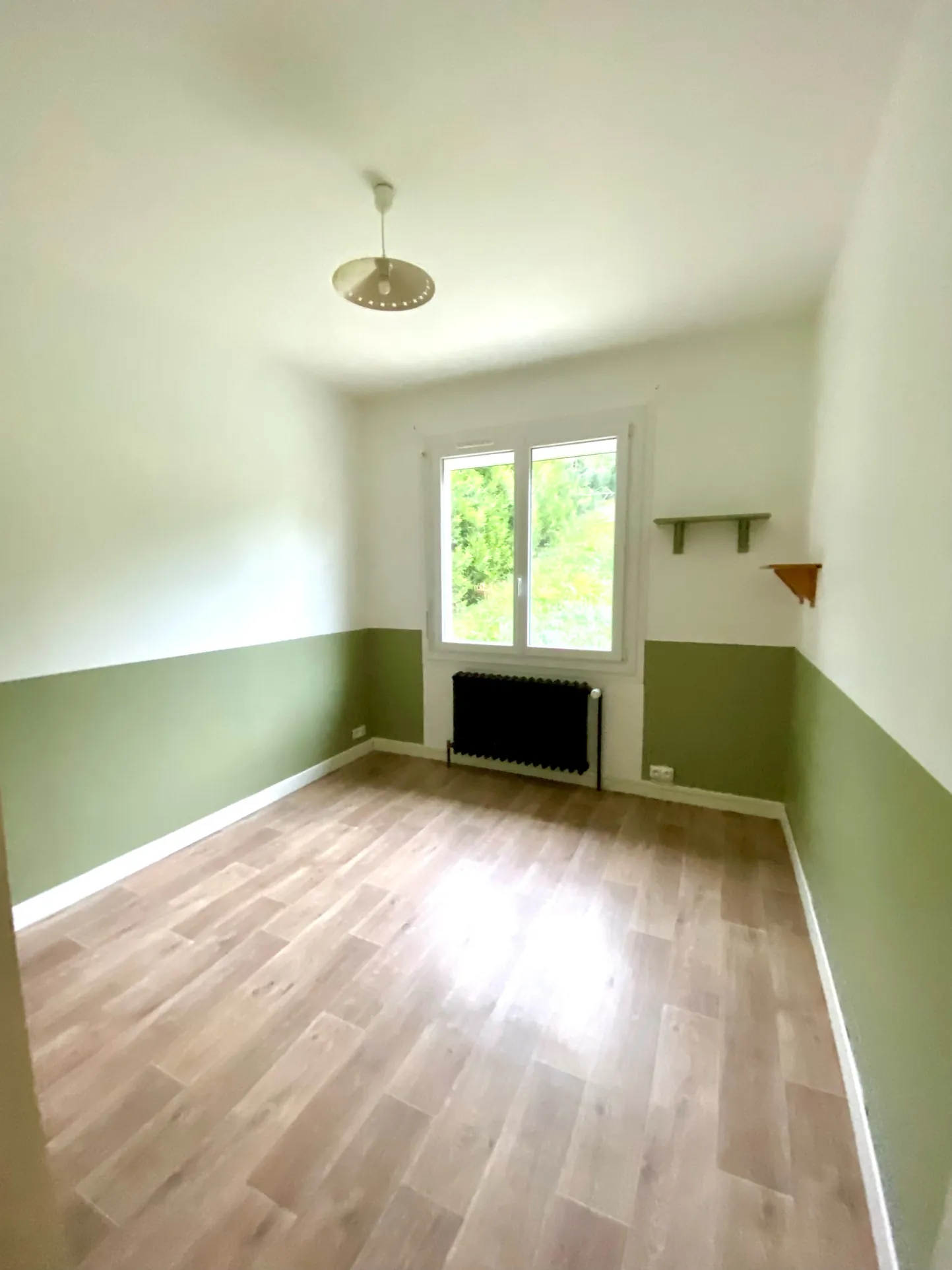 Immeuble mixte à Abrest avec local loué et logement disponible - Opportunité d'investissement 