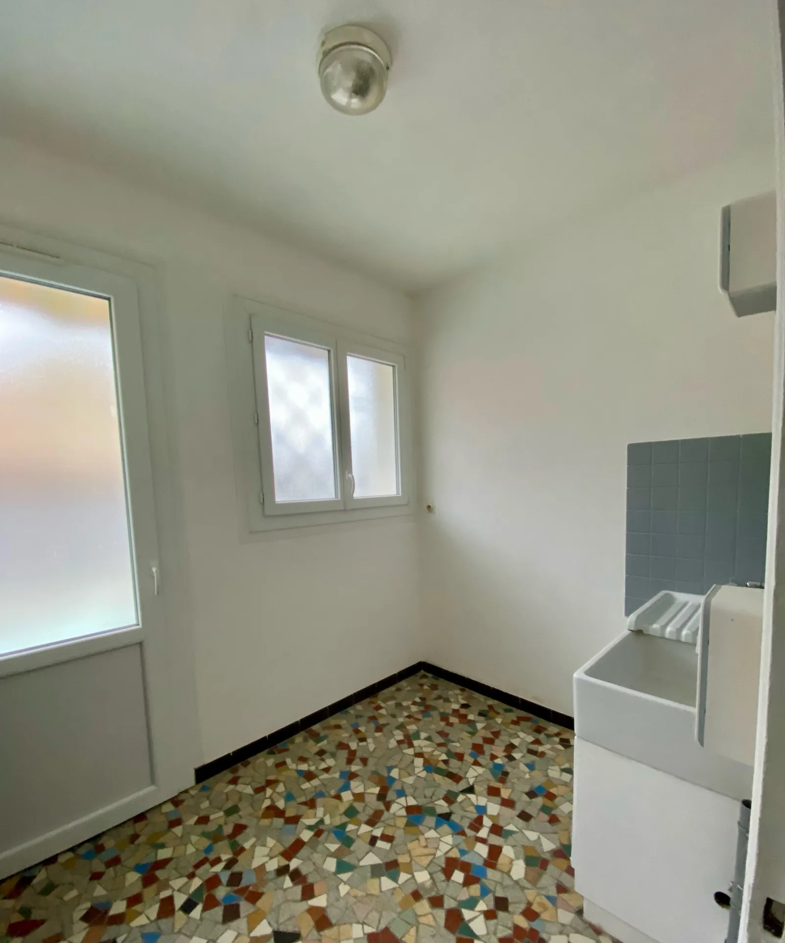 Immeuble mixte à Abrest avec local loué et logement disponible - Opportunité d'investissement 