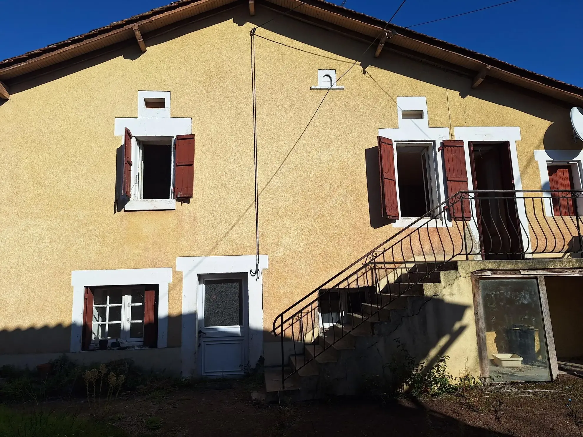 Maison de village à Saint-Méard-de-Drône avec grand terrain et dépendance