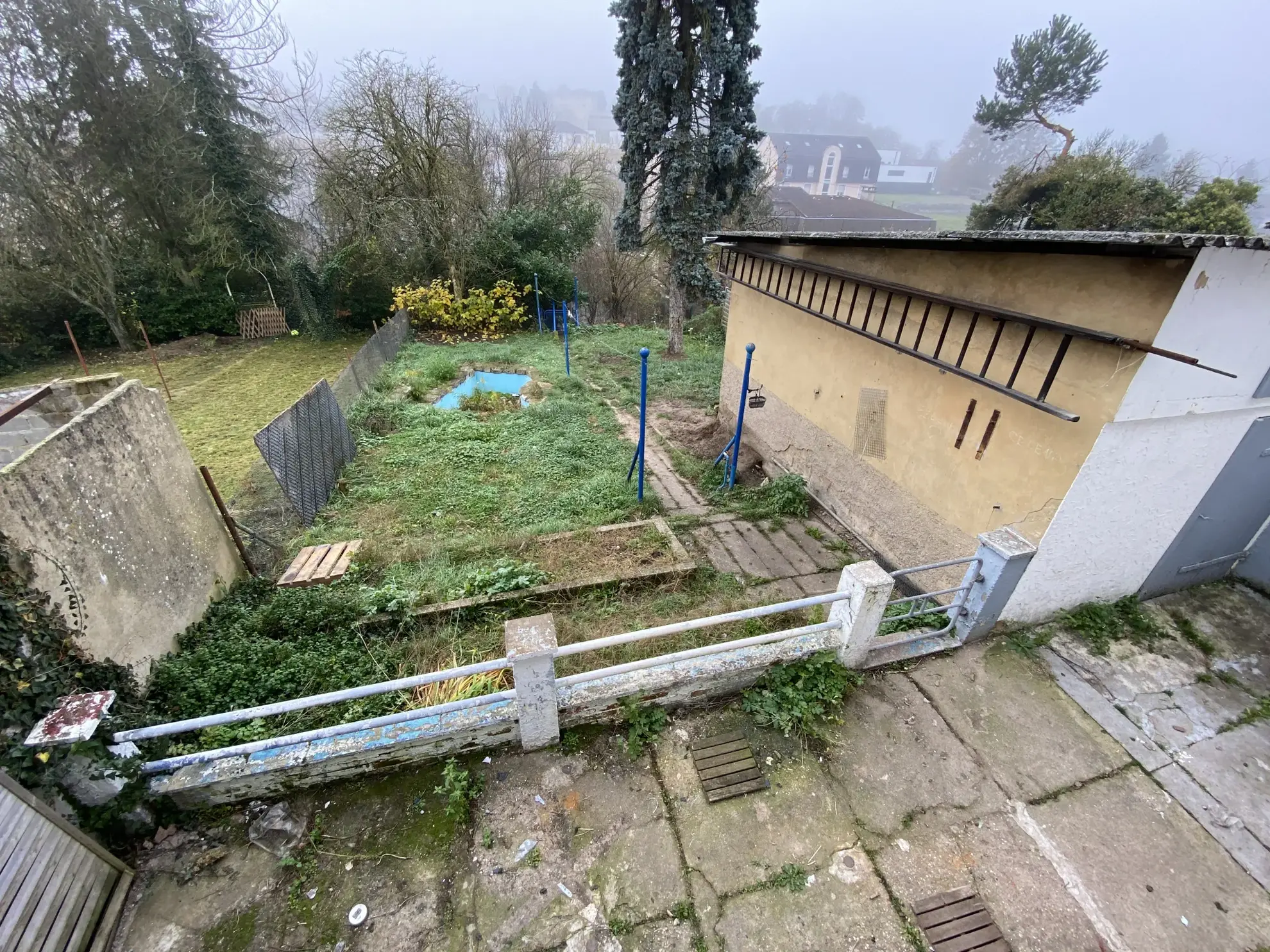 Maison mitoyenne F6 à Creutzwald avec grand potentiel de rénovation 