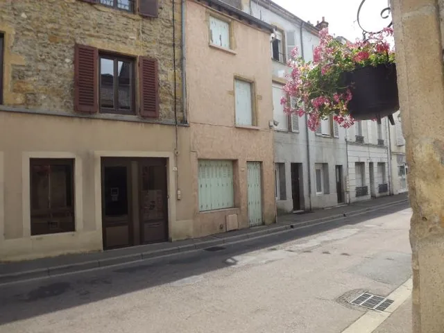 Petite maison à rénover à Marcigny, 2 chambres, 74 m²
