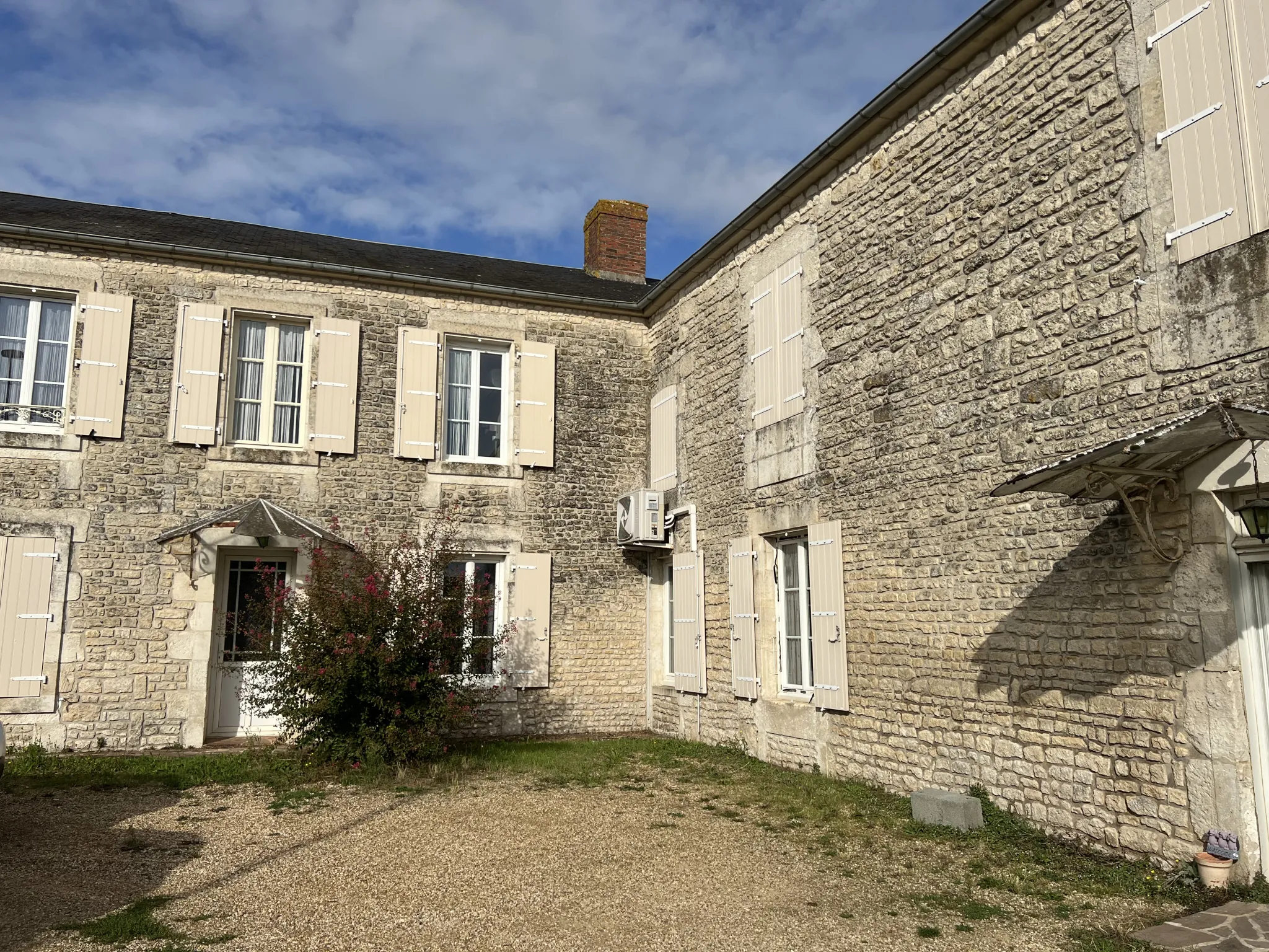 Maison en pierre avec grand grenier à Nalliers, centre-ville 