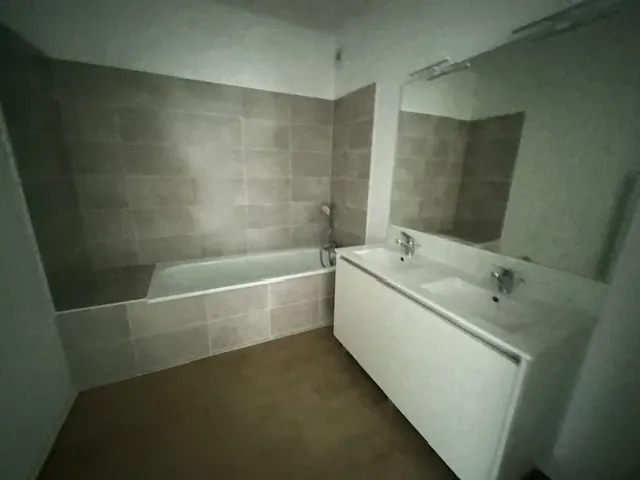 Appartement T3 avec terrasse et parking à Nîmes secteur Mont Duplan 