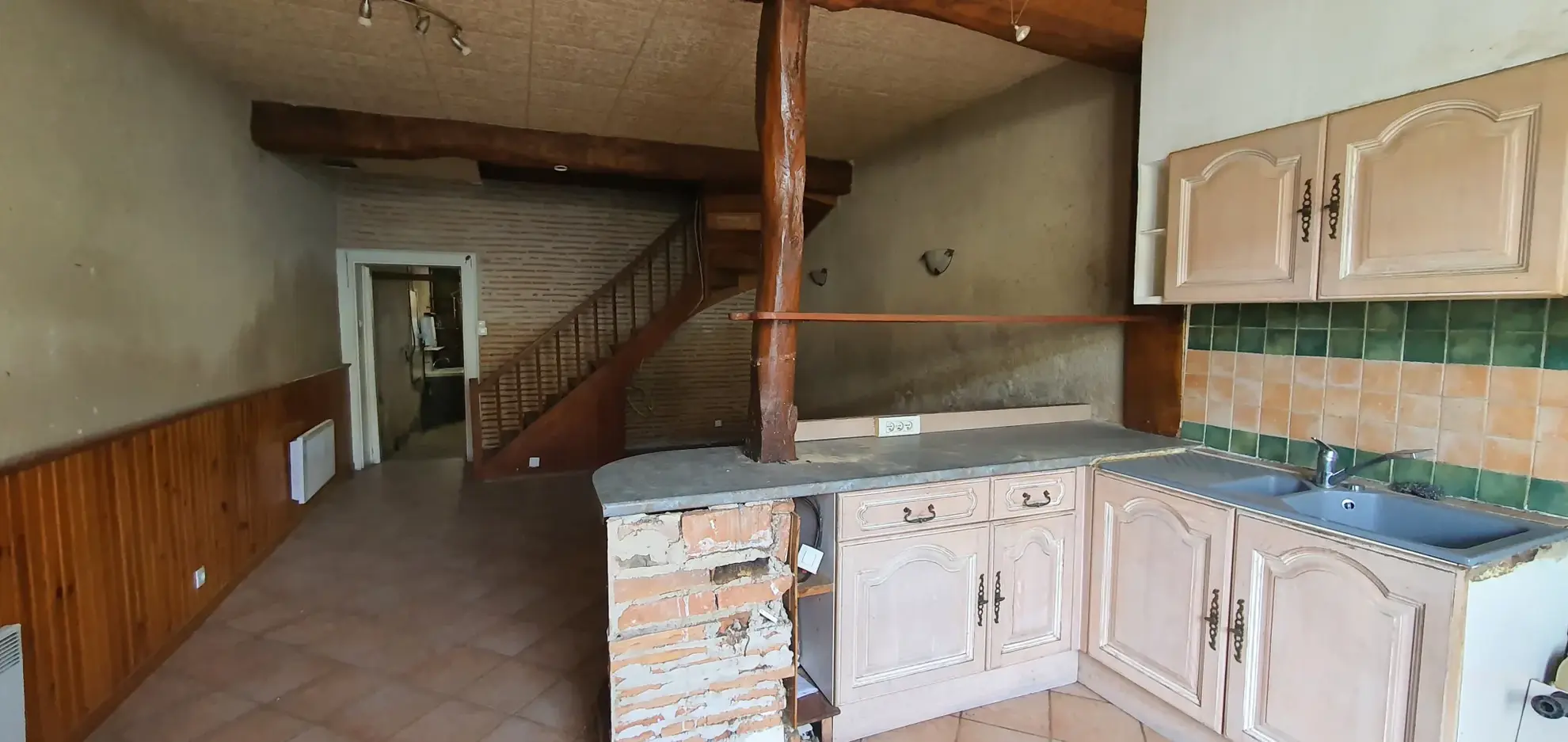 Maison ancienne à rénover à Damazan avec garage et potentiel locatif 