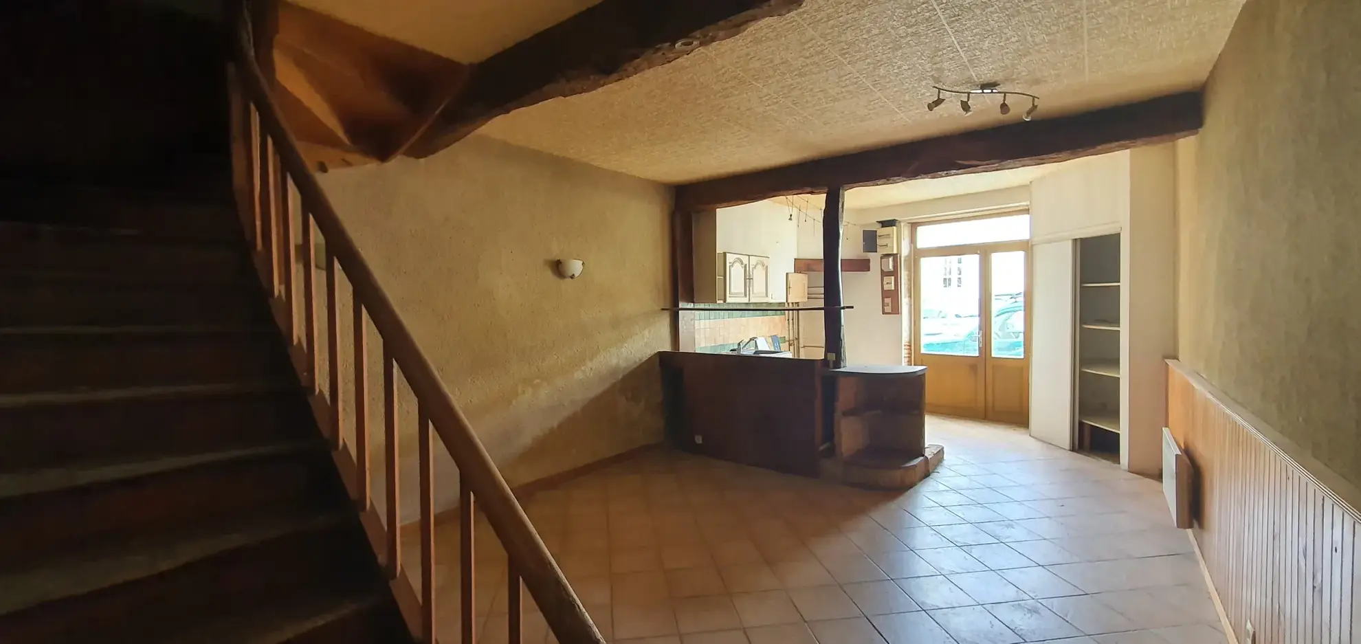 Maison ancienne à rénover à Damazan avec garage et potentiel locatif