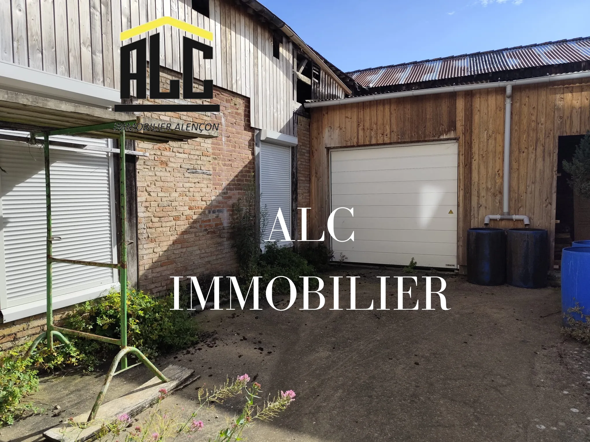 Garage de 110 m² à vendre à Alençon dans un quartier prisé avec parking et potentiel d'aménagement