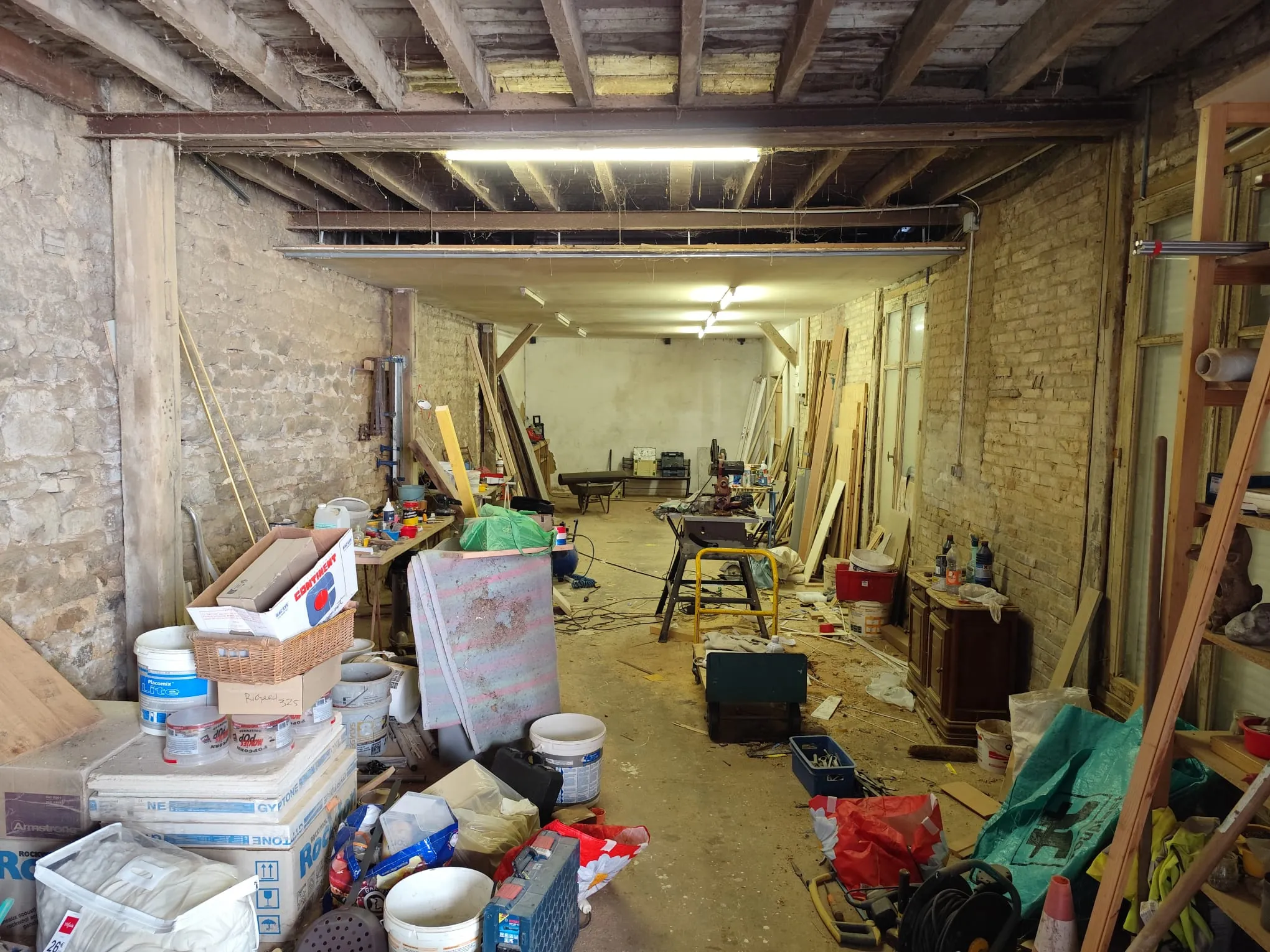 Garage de 110 m² à vendre à Alençon dans un quartier prisé avec parking et potentiel d'aménagement 