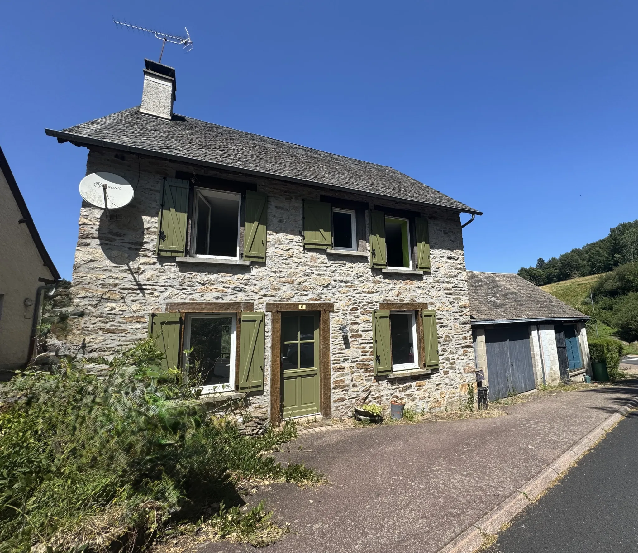 Charmante maison en pierre avec dépendances et atelier entre Tulle et Brive