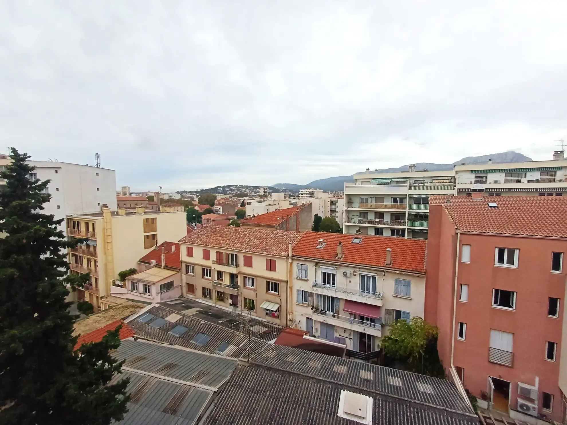 Appartement 3 chambres à Toulon, résidence calme, dernier étage avec cheminée