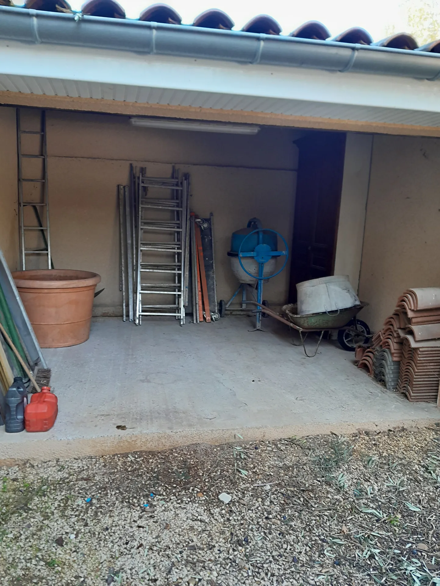 Maison à Roussillon de 100 m² avec terrain, dépendance et potentiel de rénovation 