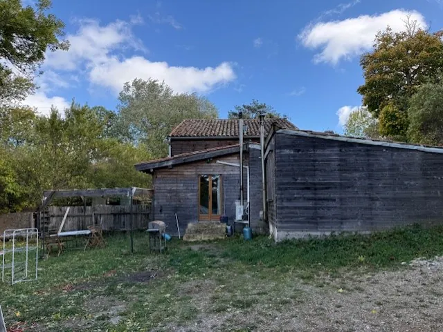 Maison indépendante avec double espace de vie et grand terrain à La Vaquerie 