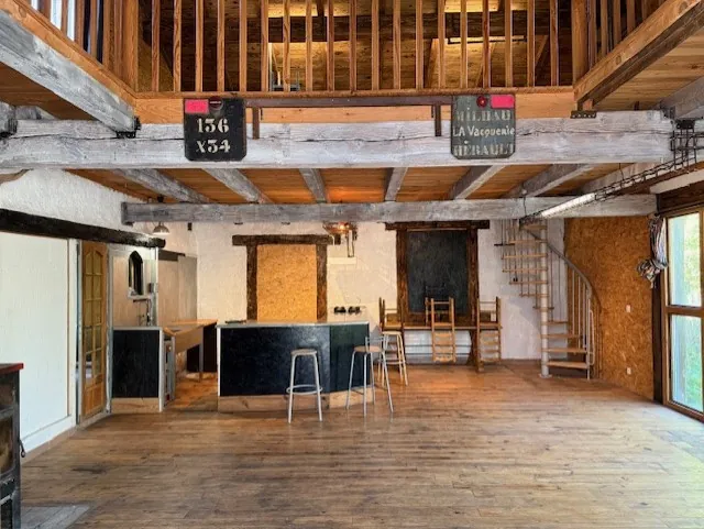 Maison indépendante avec double espace de vie et grand terrain à La Vaquerie 