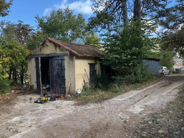 Maison indépendante avec double espace de vie et grand terrain à La Vaquerie 