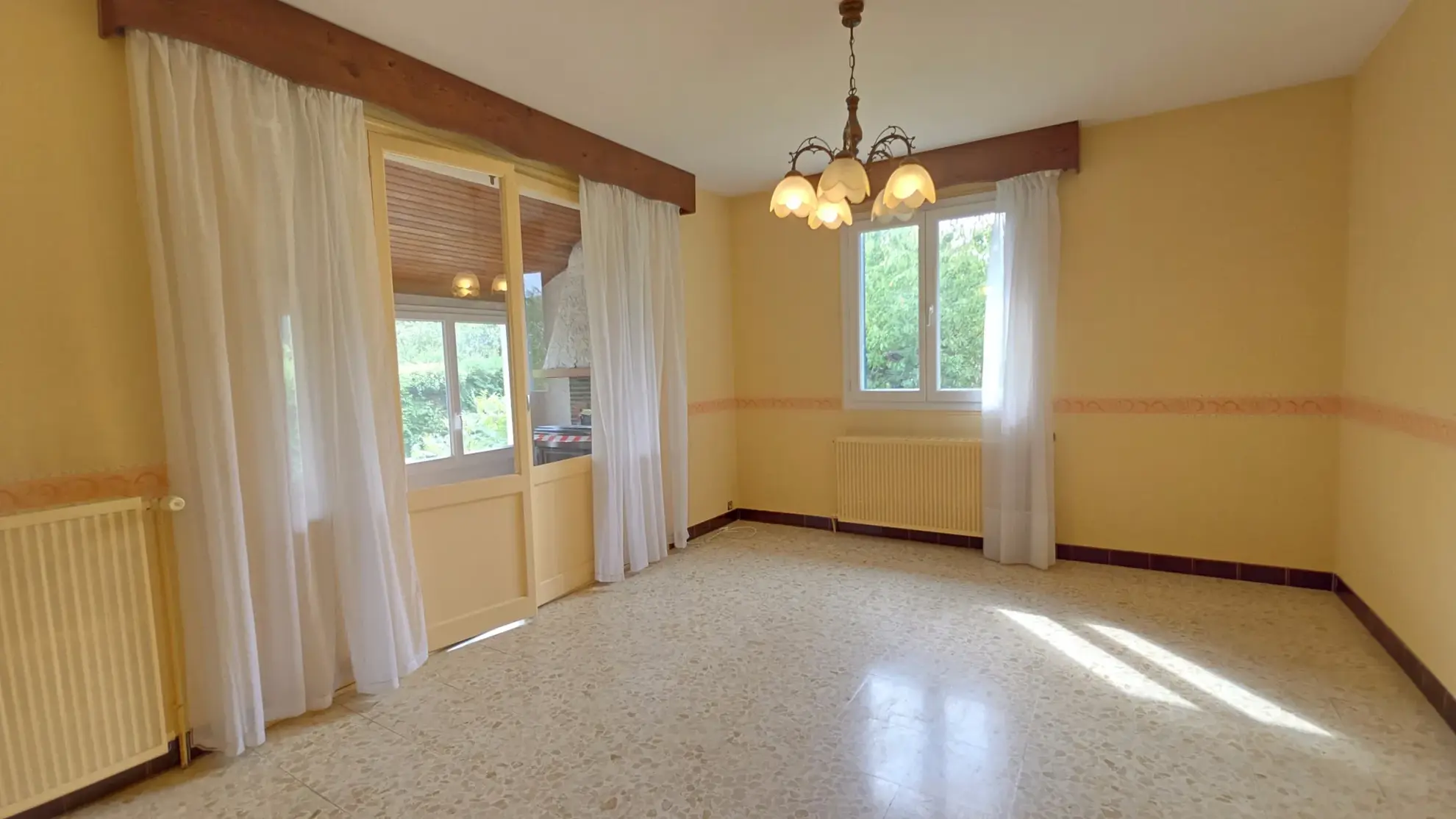 Pavillon avec jardin arboré à Appoigny - Maison années 60 avec garage 