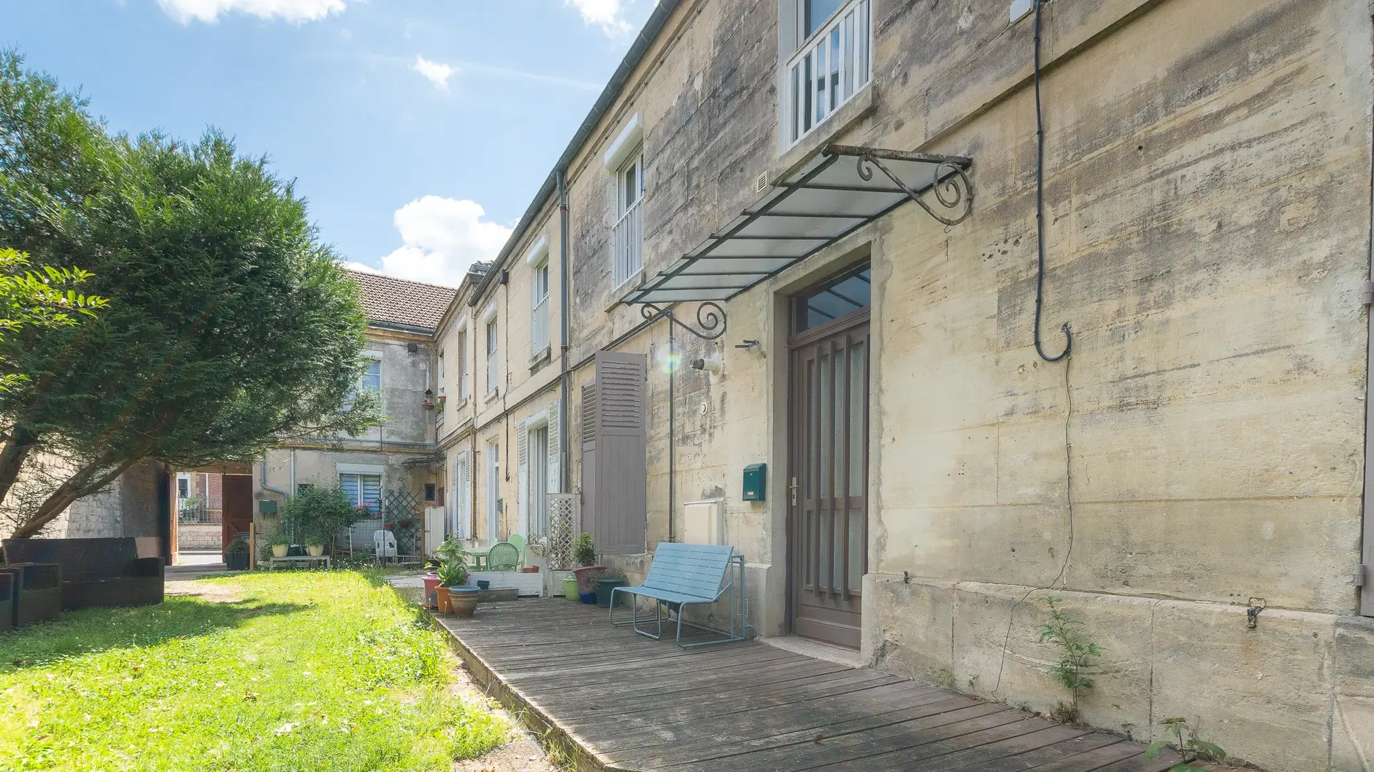 Appartement à vendre à Chantilly avec deux chambres et dépendance, centre-ville