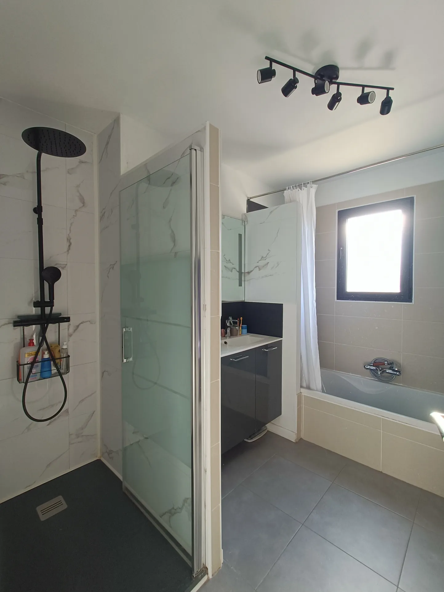 Maison de plain-pied à vendre à Benon avec jardin et garage 