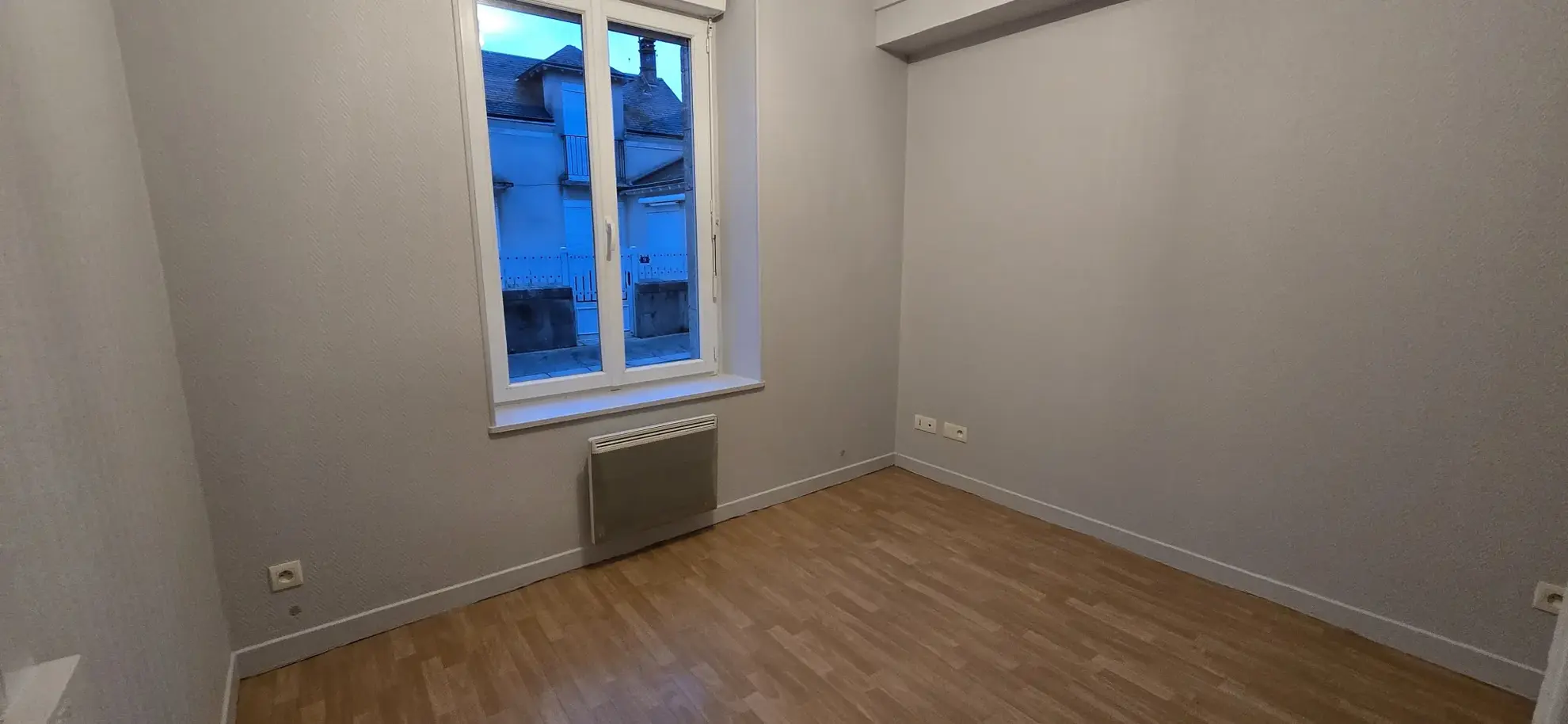 Maison de ville à Oucques la Nouvelle, plain-pied, proche commerces et écoles 