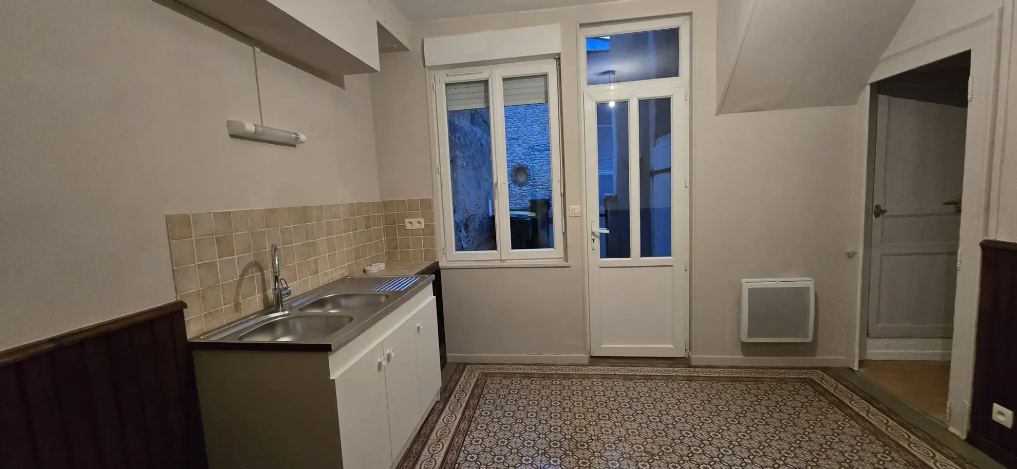 Maison de ville à Oucques la Nouvelle, plain-pied, proche commerces et écoles 