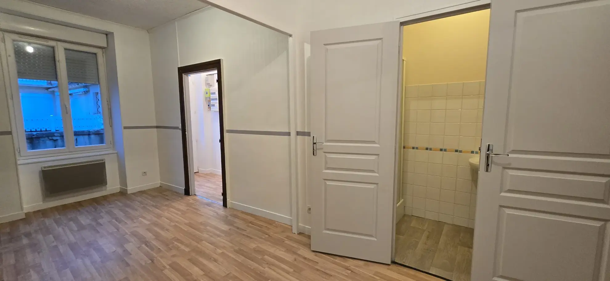 Maison de ville à Oucques la Nouvelle, plain-pied, proche commerces et écoles 