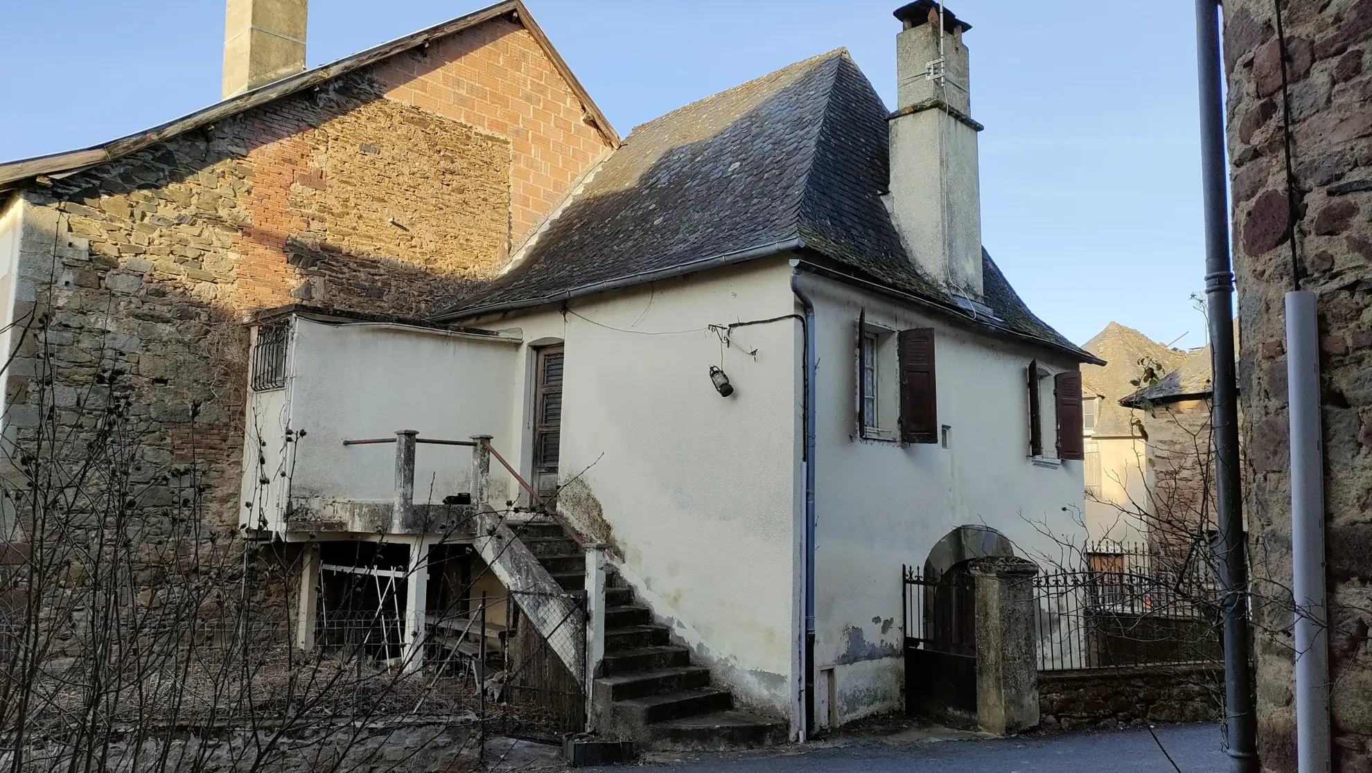 Maison de village en pierre à Vignols - Idéal à rénover avec jardin 