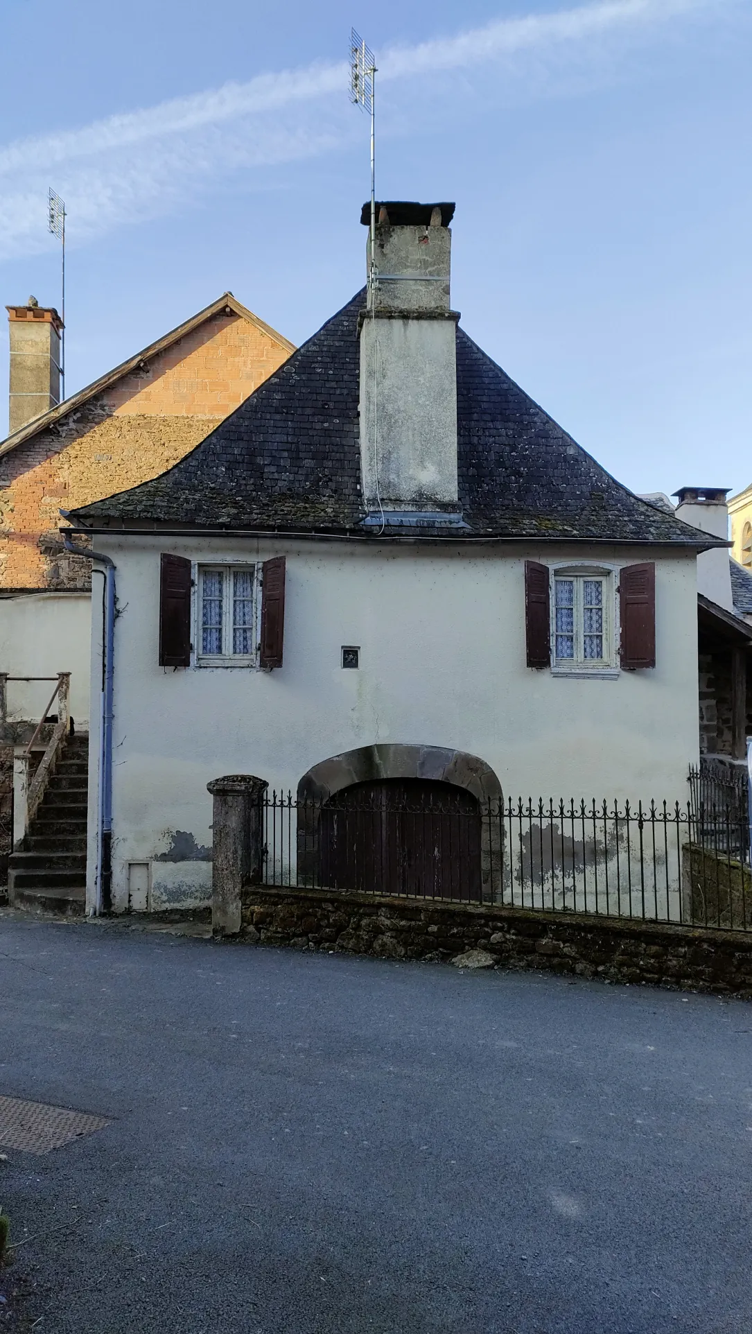 Maison de village en pierre à Vignols - Idéal à rénover avec jardin