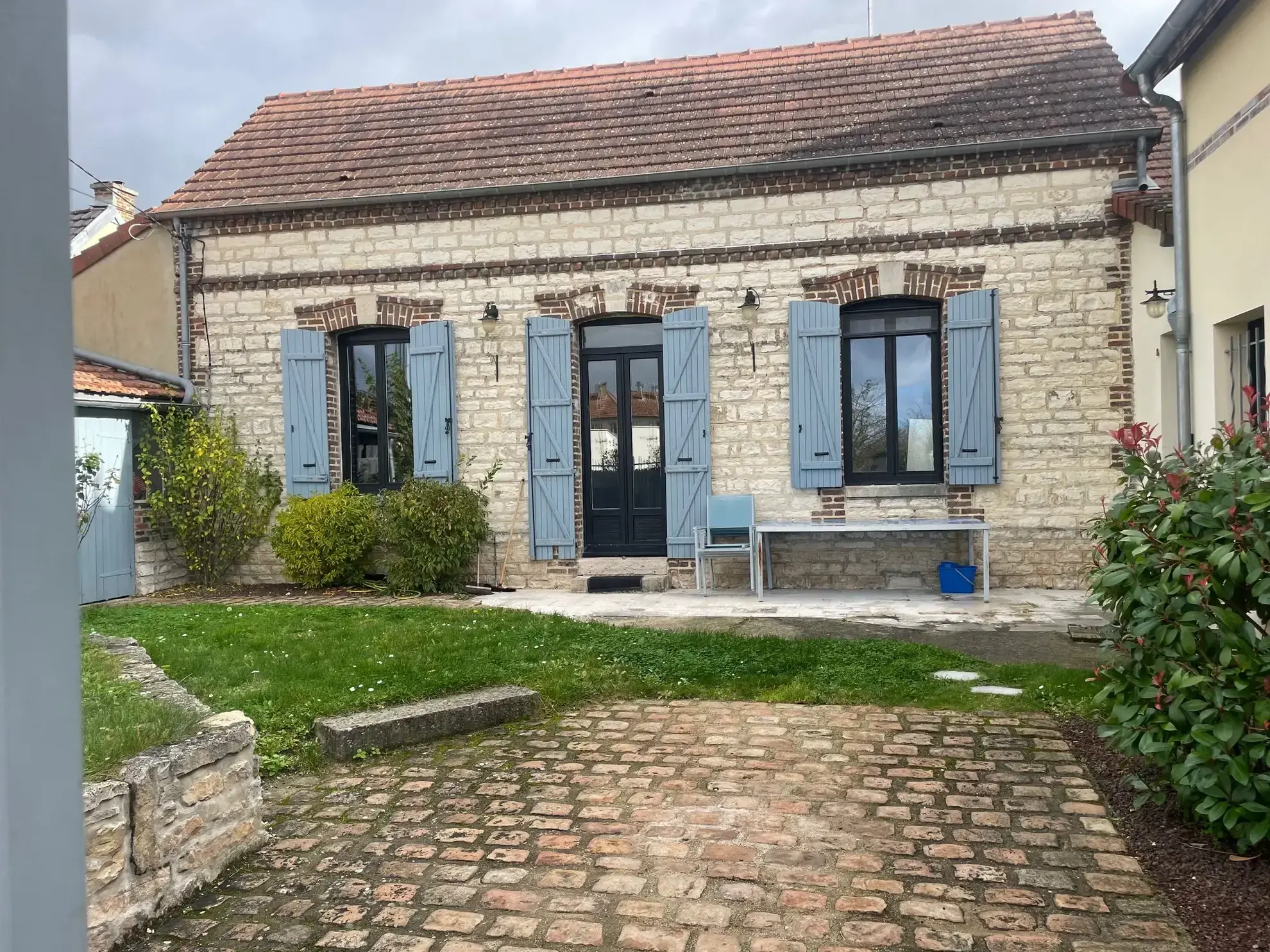 Maison en pierre avec studio et garage à Sainte Savine proche gare